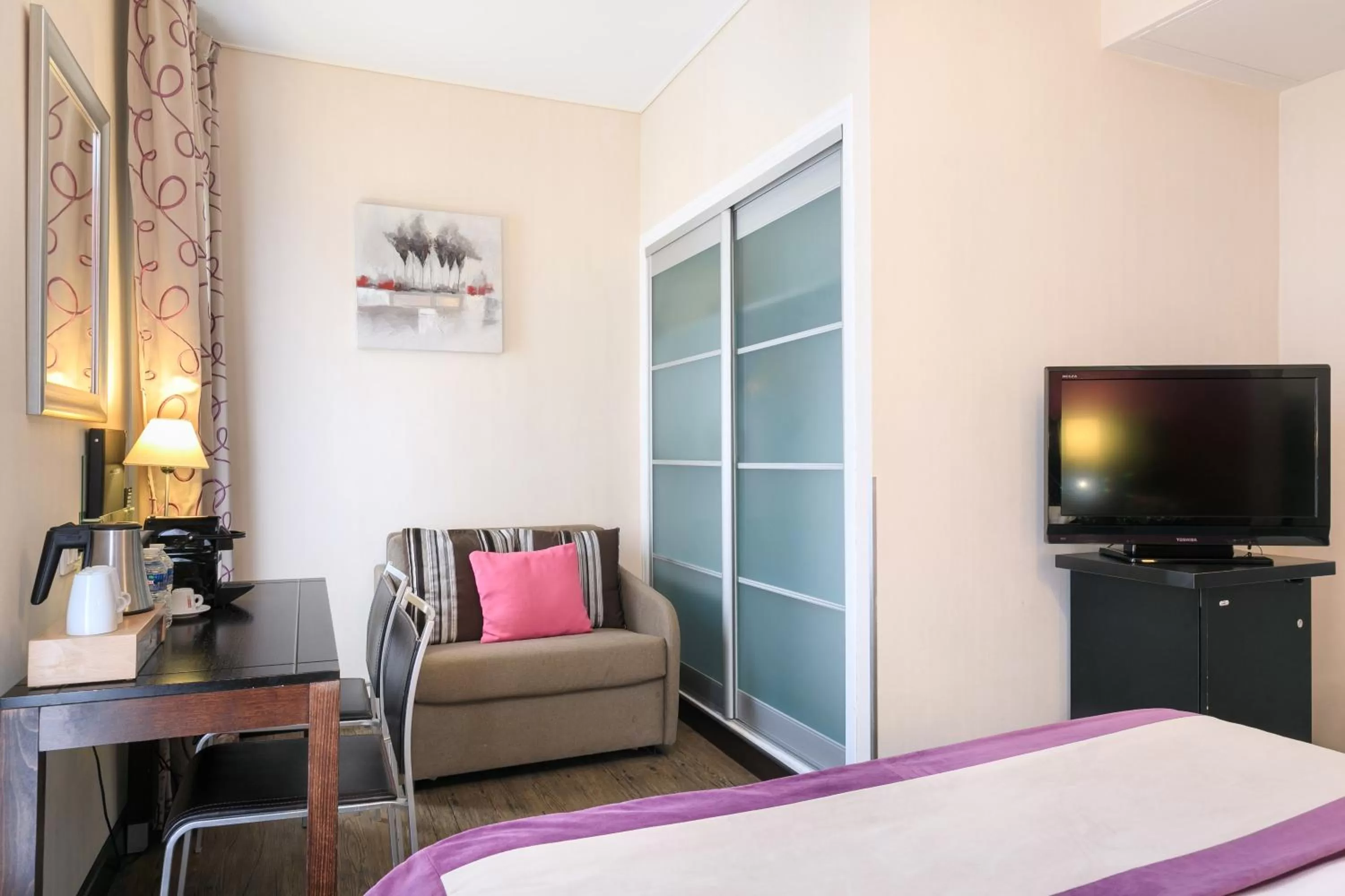 TV and multimedia, Bed in Hotel Florence Nice