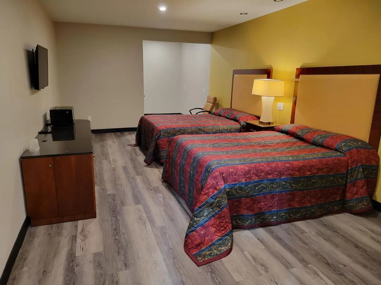 Photo of the whole room, Bed in Stadium Inn & Spas