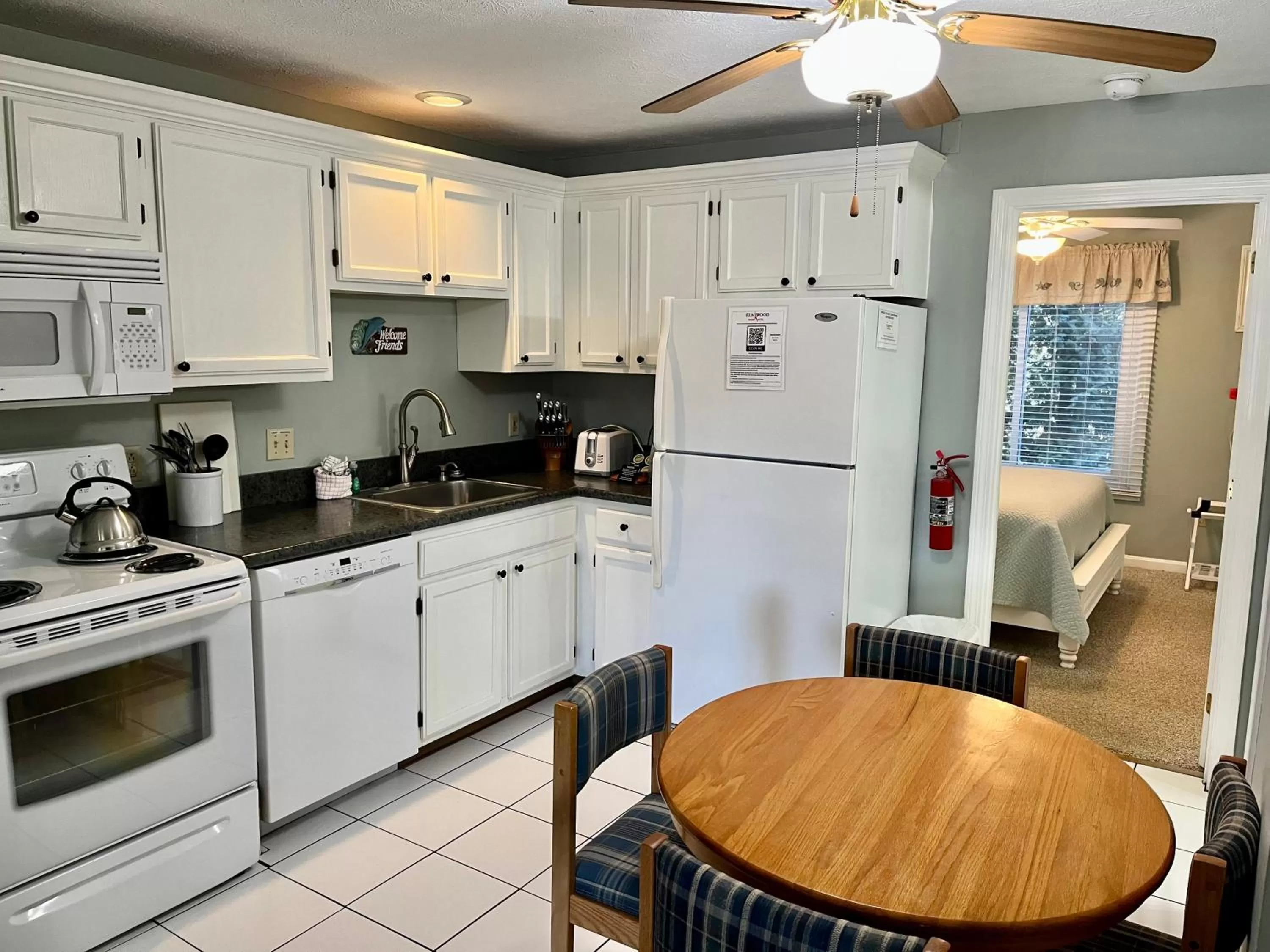 Kitchen/Kitchenette in Elmwood Resort Hotel