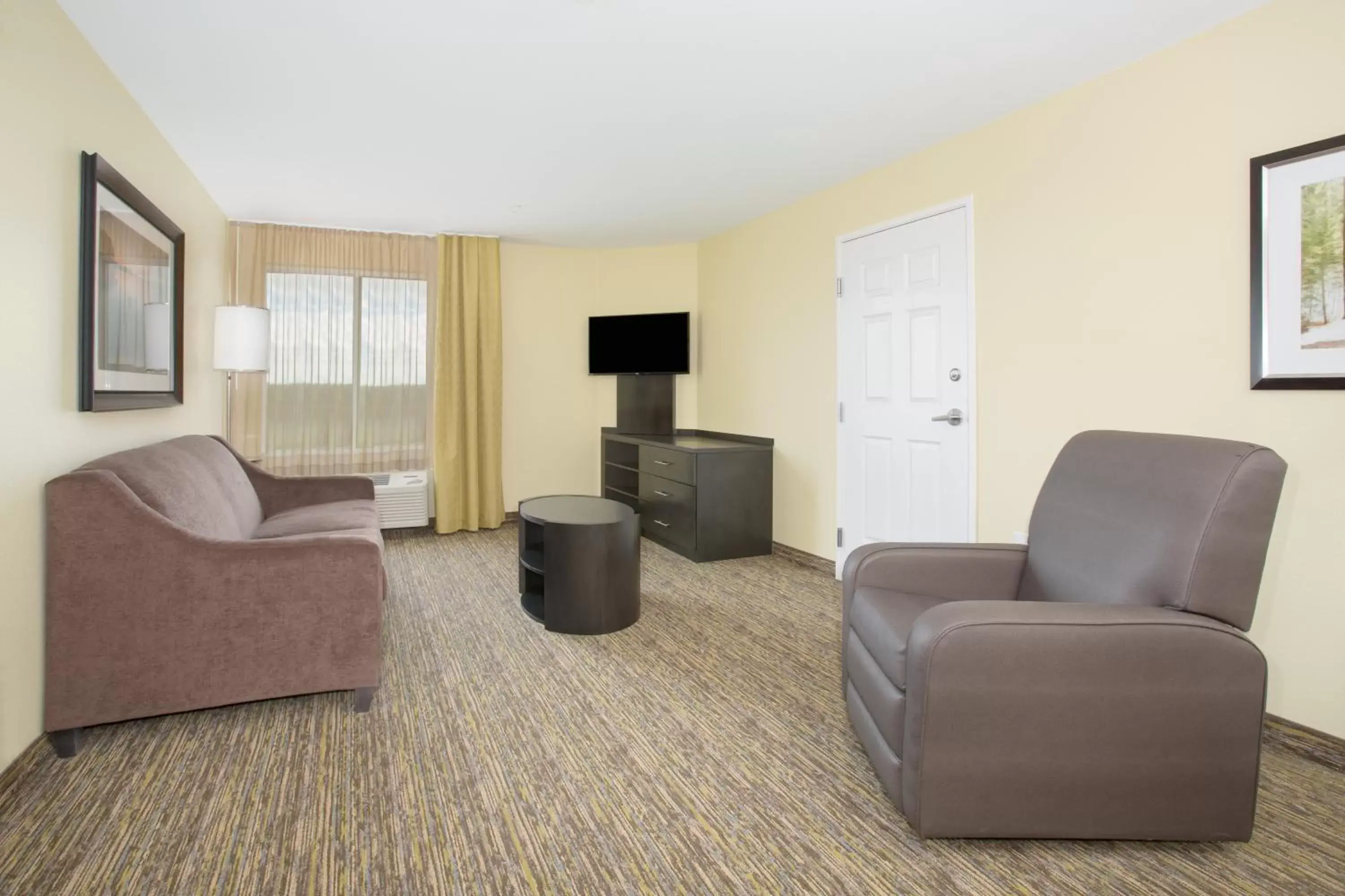 Photo of the whole room, Seating Area in Candlewood Suites Longmont, an IHG Hotel