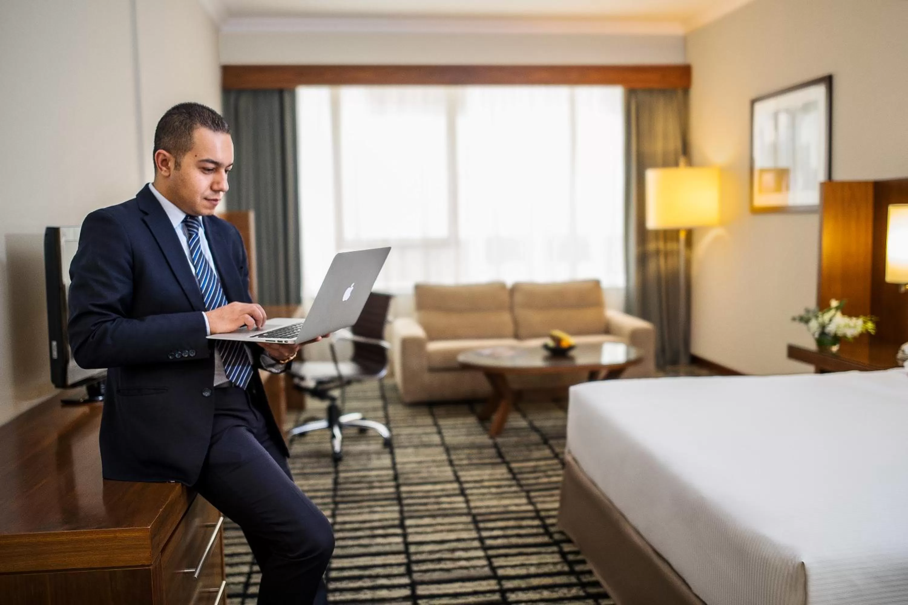 Business facilities, Bed in Jumeira Rotana – Dubai