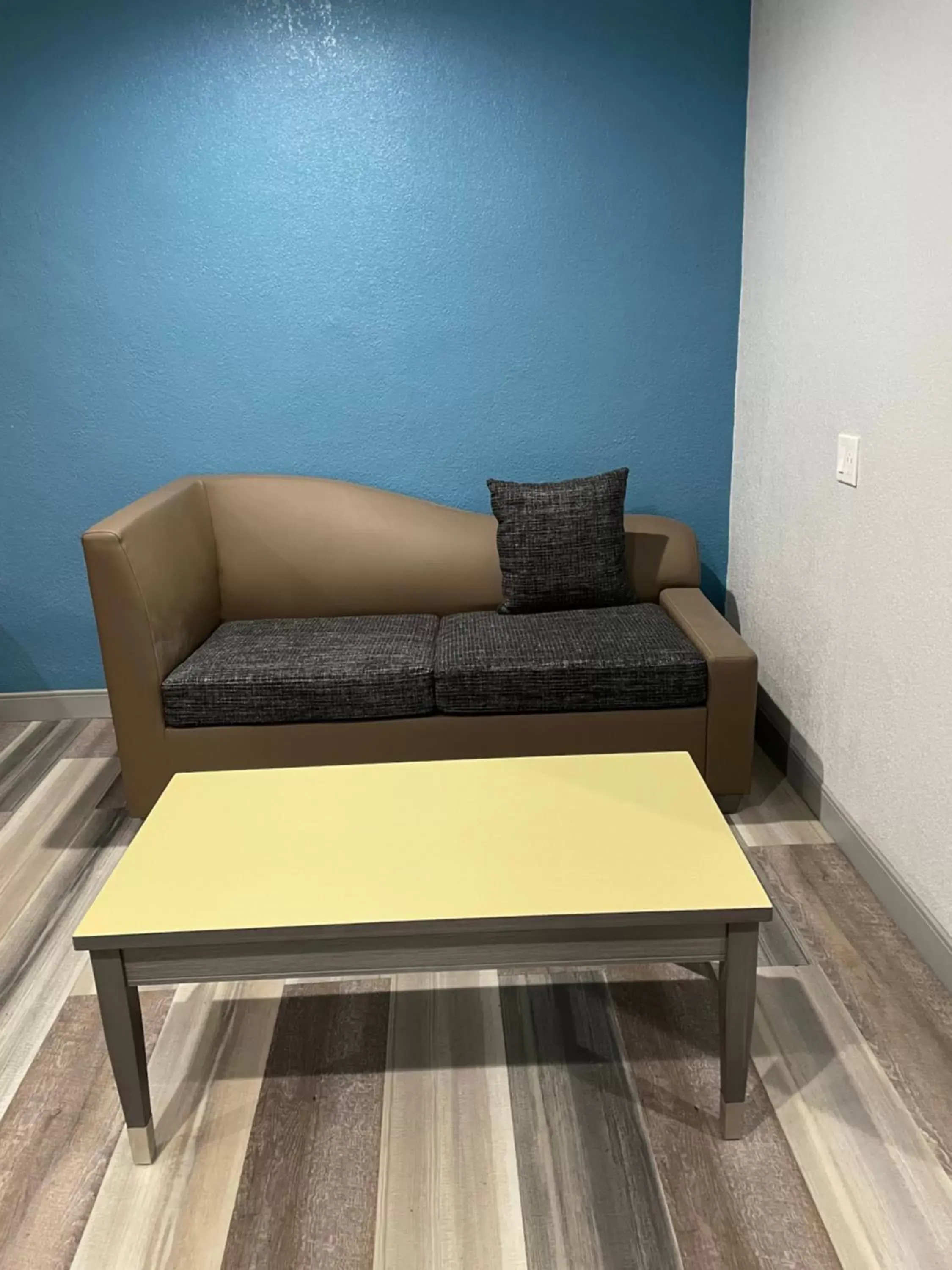Seating Area in Casa Bell Motel, Los Angeles - LAX Airport