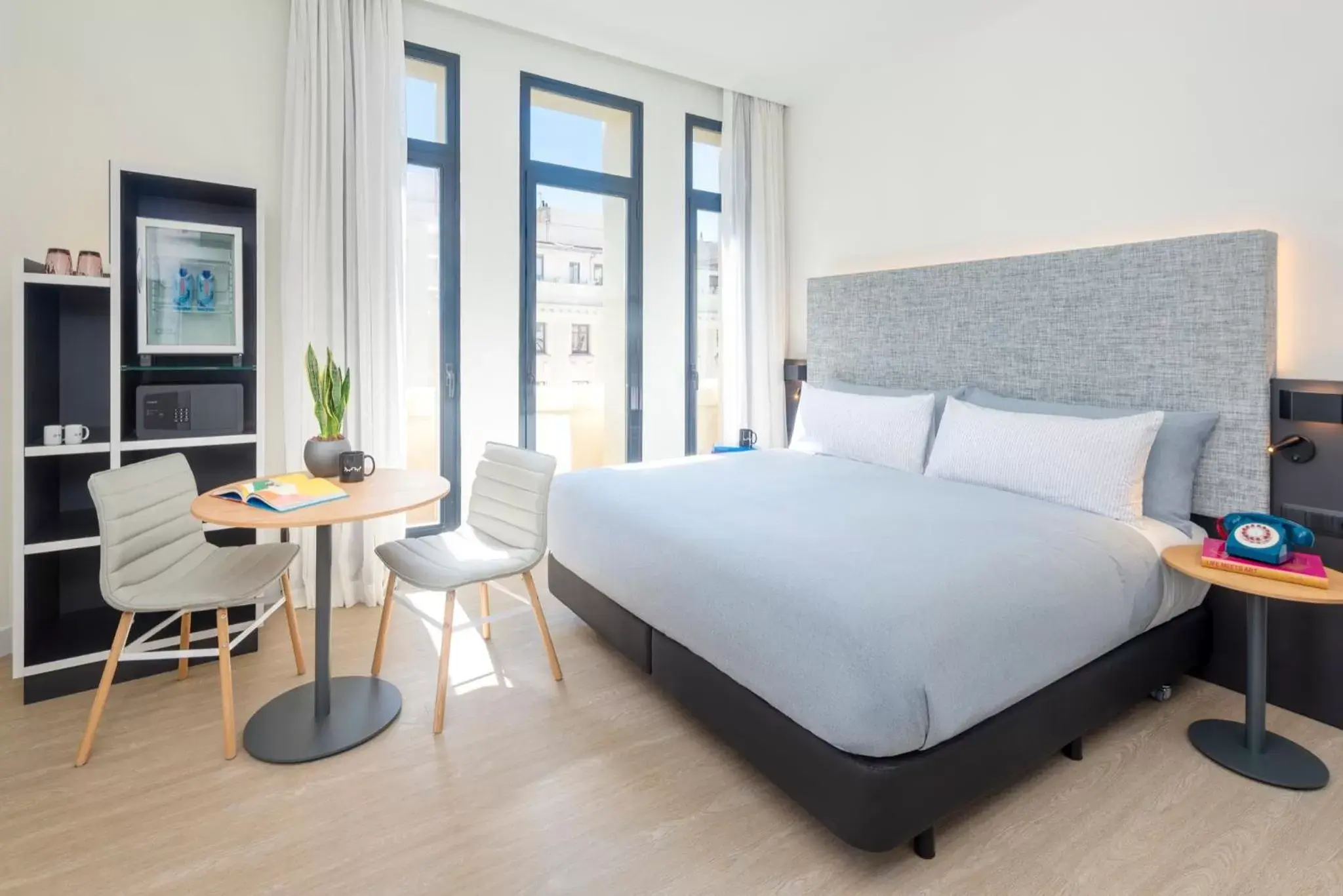 Photo of the whole room in INNSIDE by Meliá Madrid Gran Vía