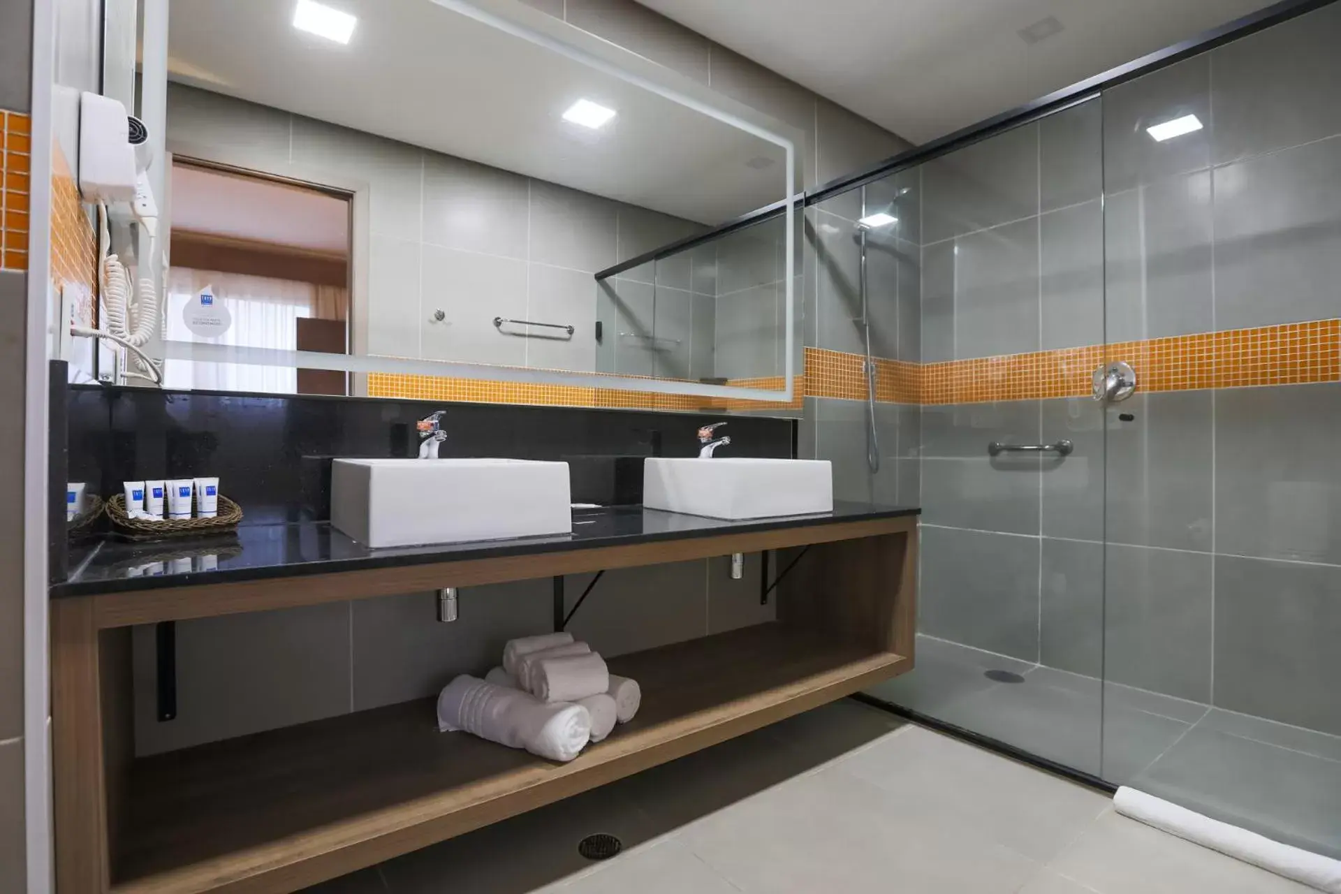 Bathroom in TRYP By Wyndham Ribeirão Preto