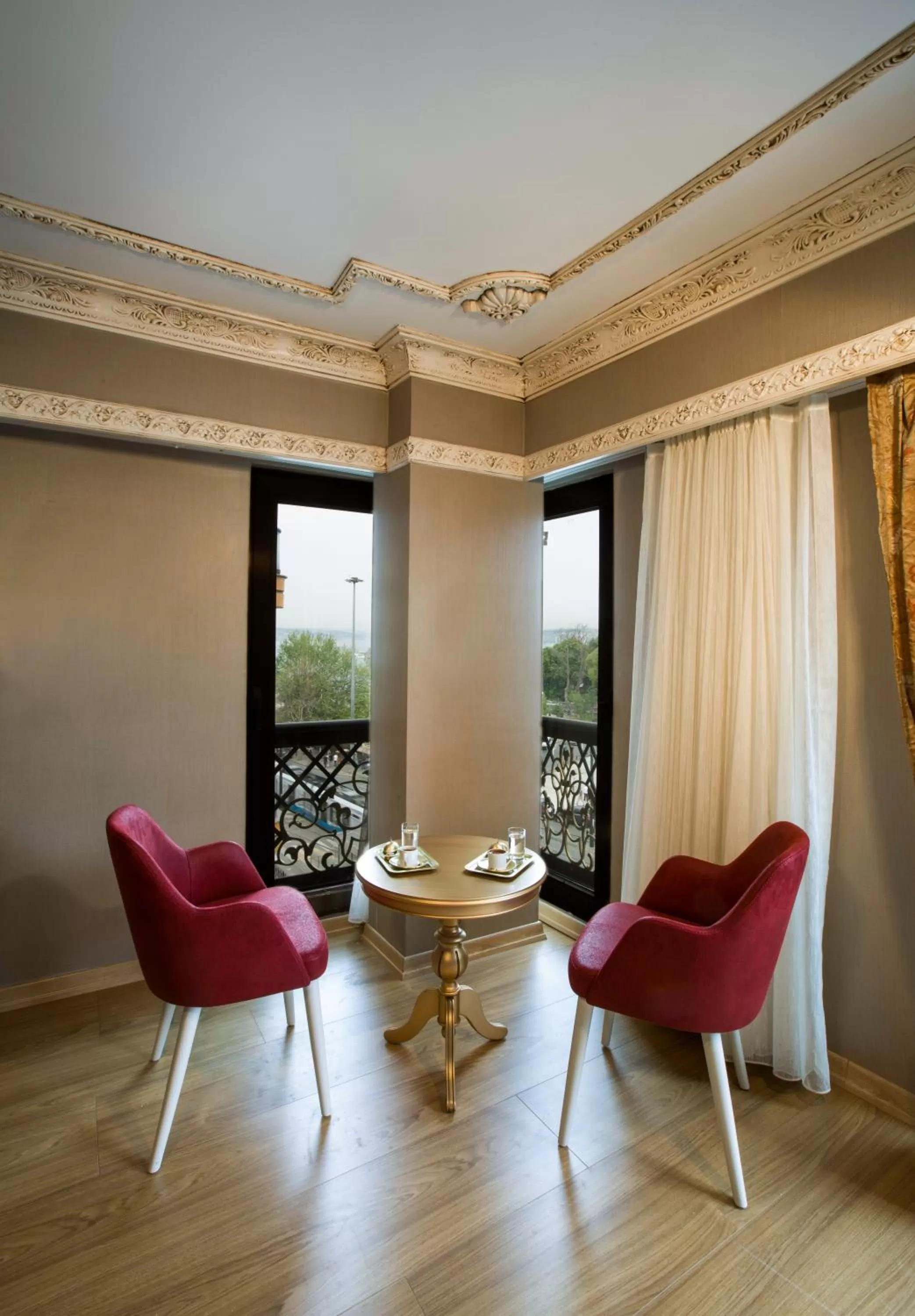 Seating area in Empire Suite Hotel