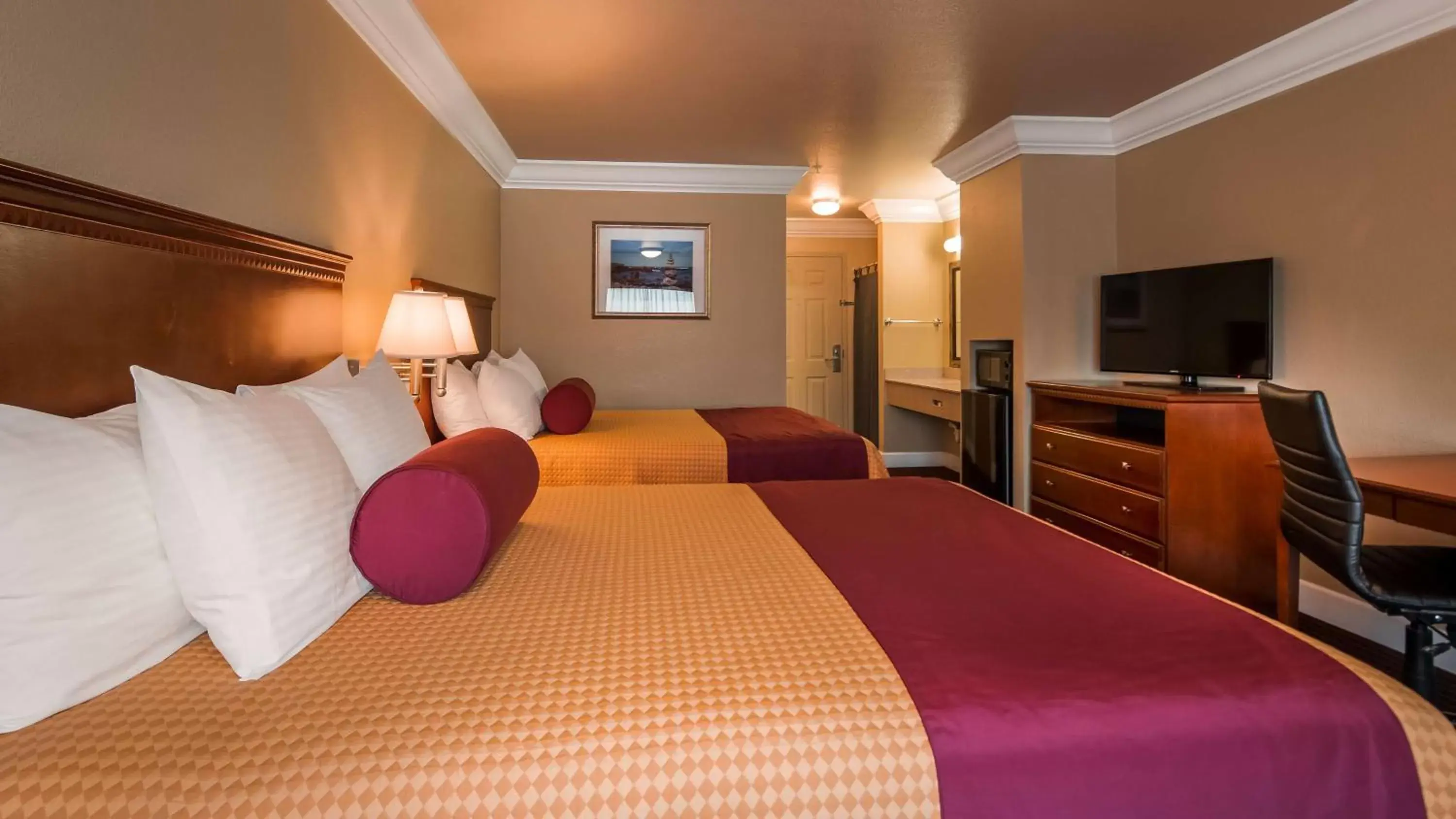 Photo of the whole room, Bed in Best Western Willits Inn
