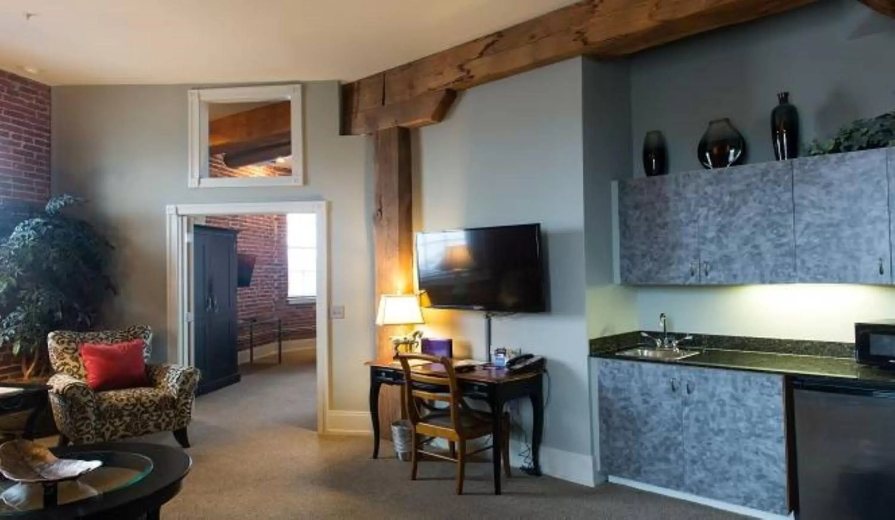 Dining area, TV/Entertainment Center in Lancaster Arts Hotel