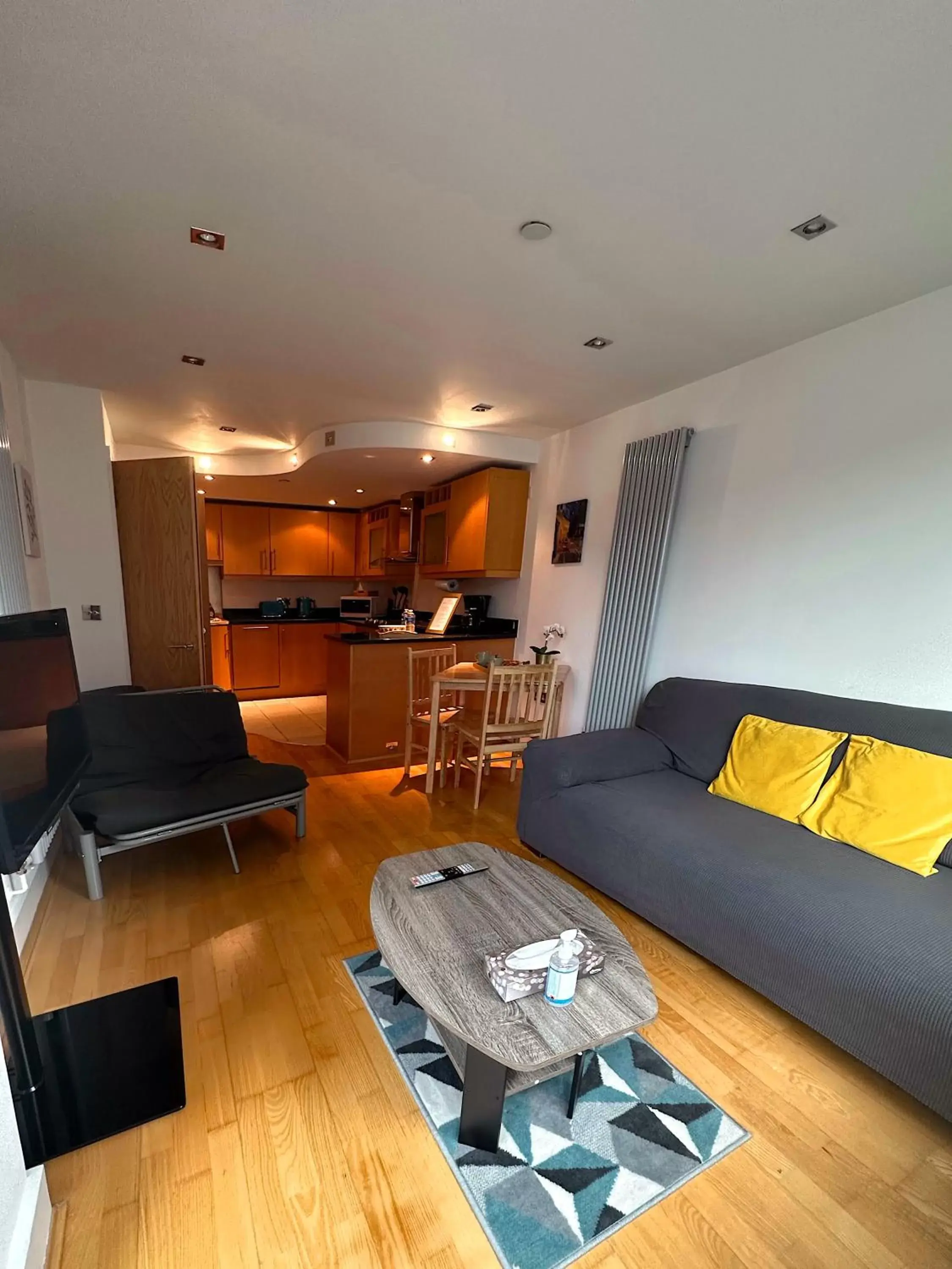 Kitchen or kitchenette, Seating Area in Canary Wharf - Luxury Apartments