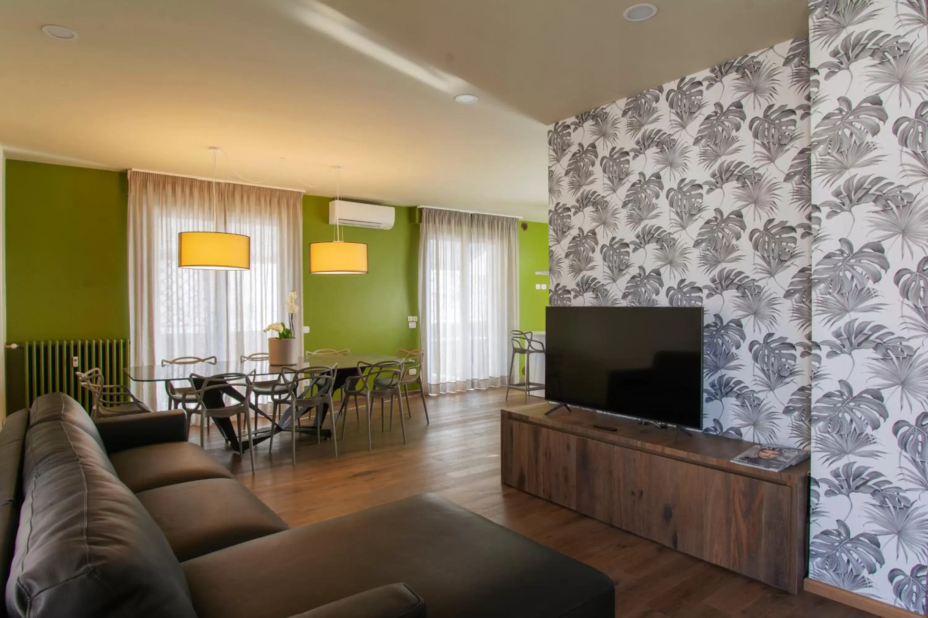 Communal lounge/ TV room, TV/Entertainment Center in AlbaResidence Vico01