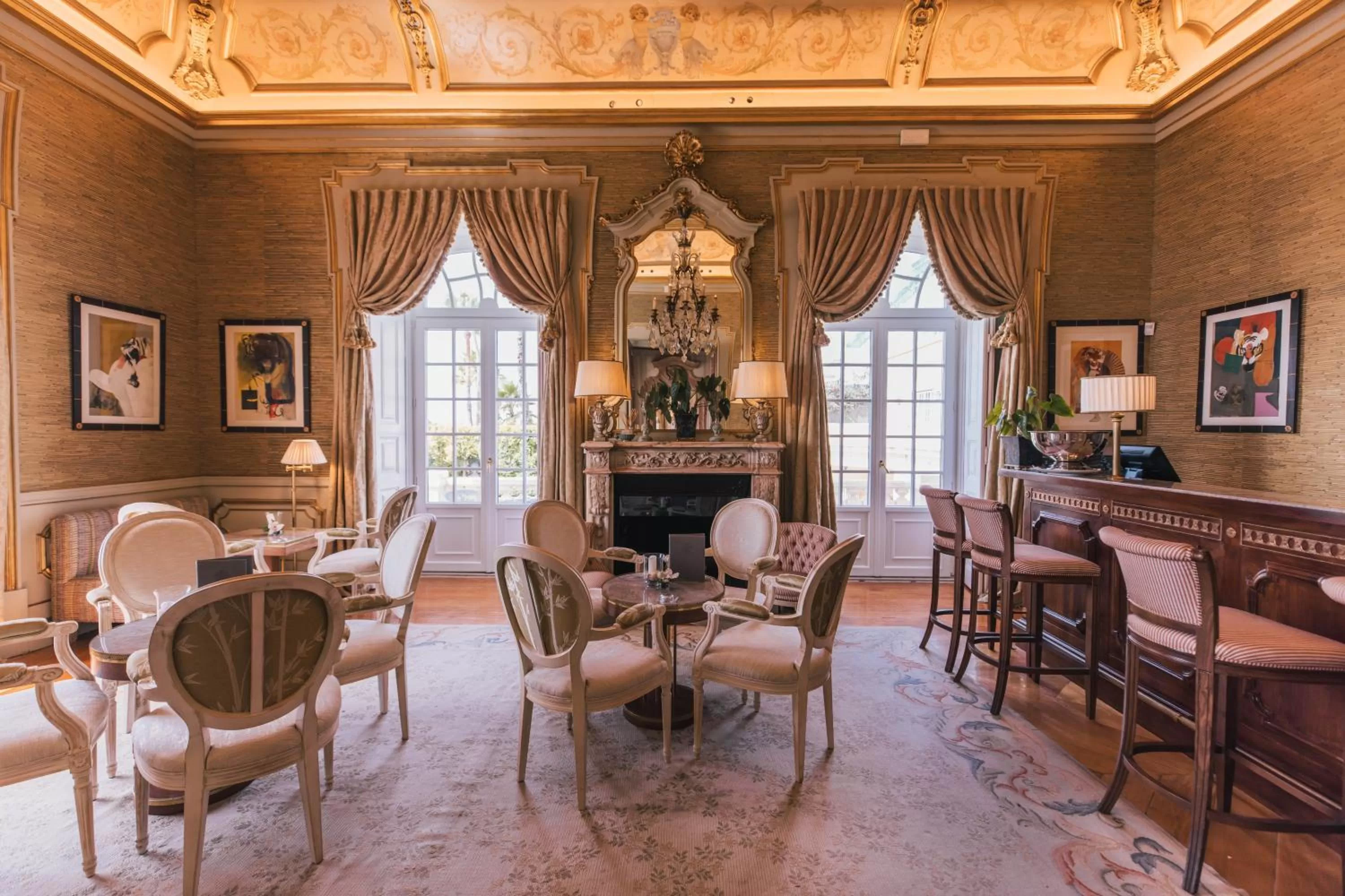 Lounge or bar in Estoril Vintage Hotel