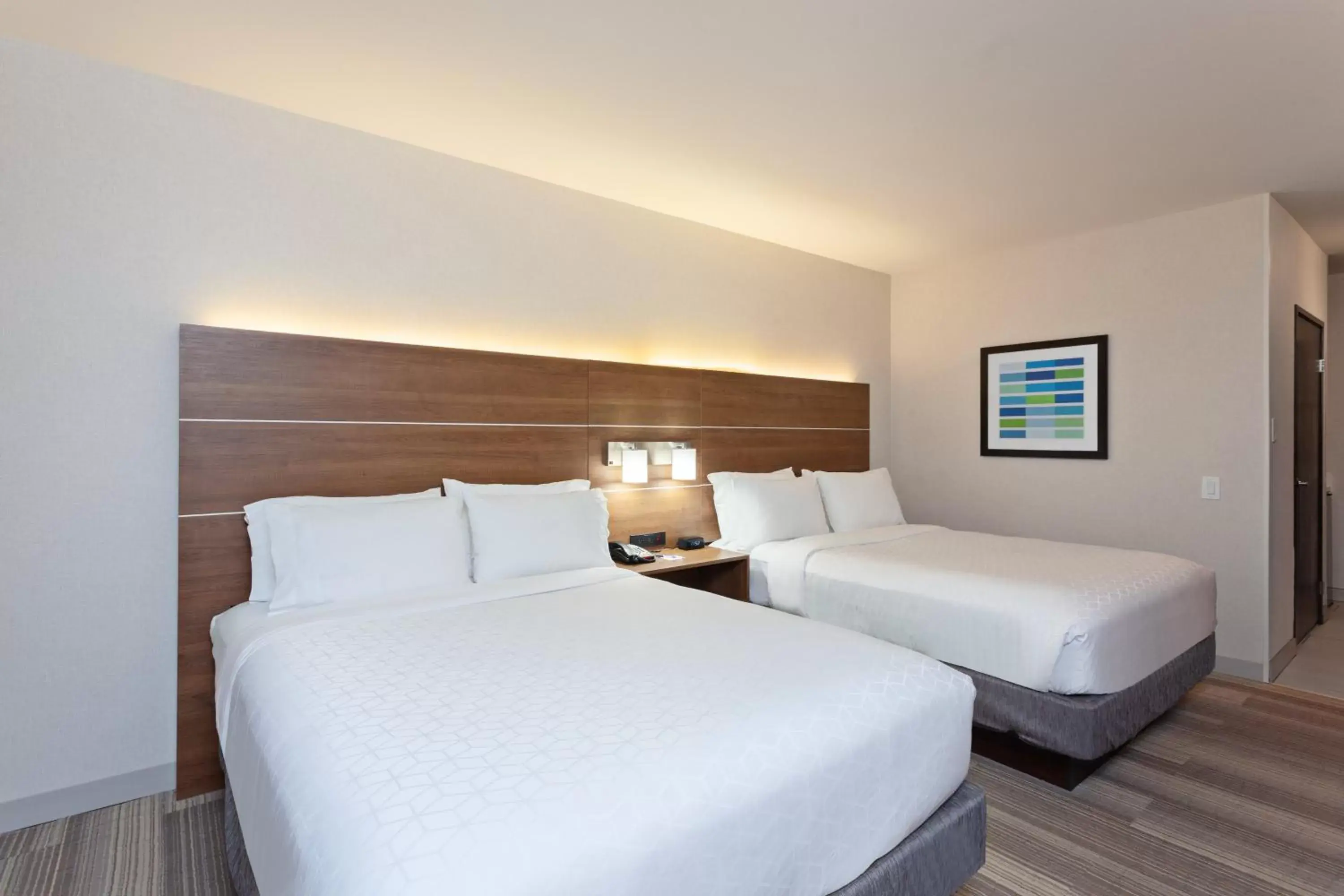 Photo of the whole room, Bed in Holiday Inn Express Los Angeles LAX Airport, an IHG Hotel