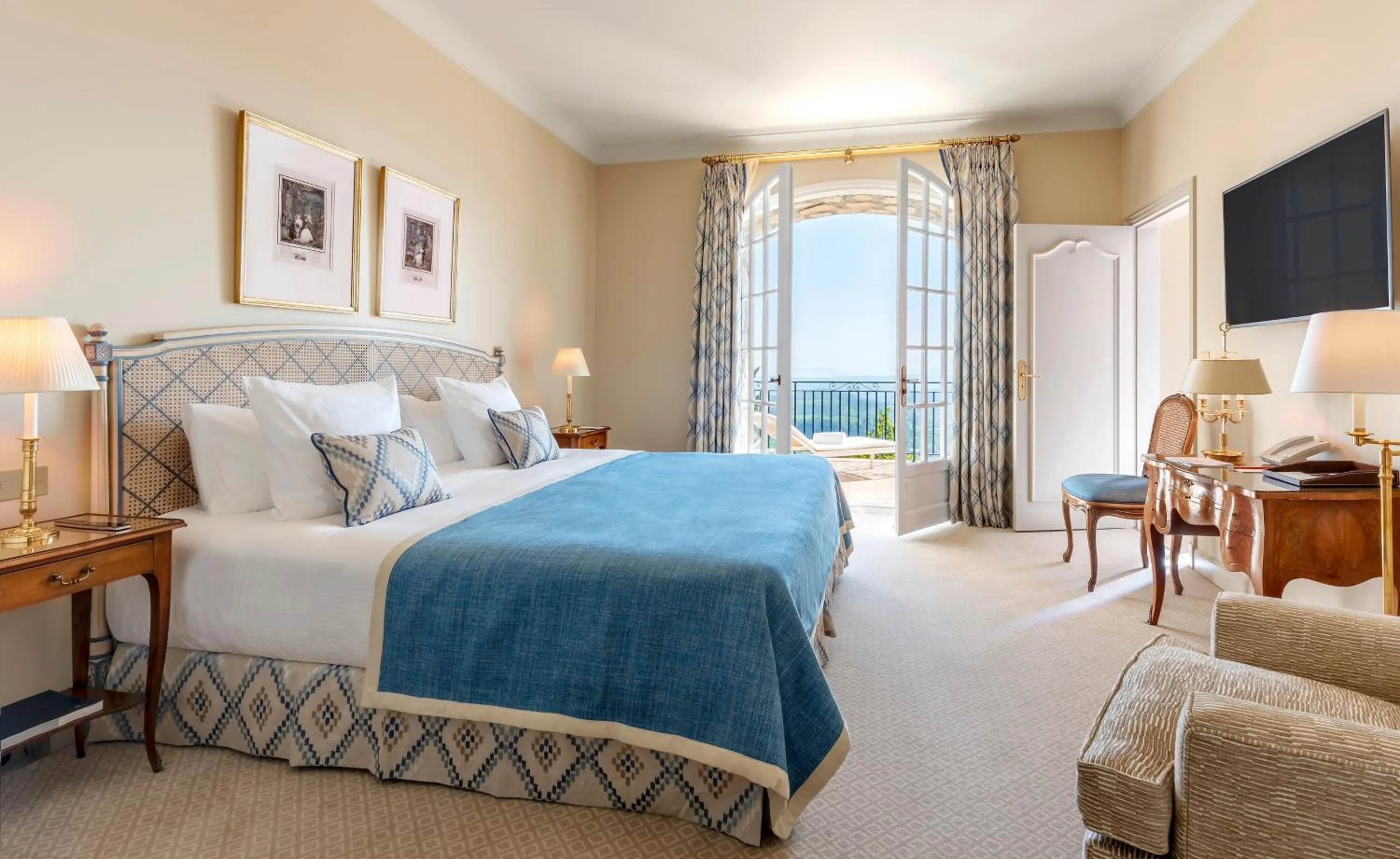 Photo of the whole room, Bed in Château Saint-Martin & Spa, Oetker Hotels