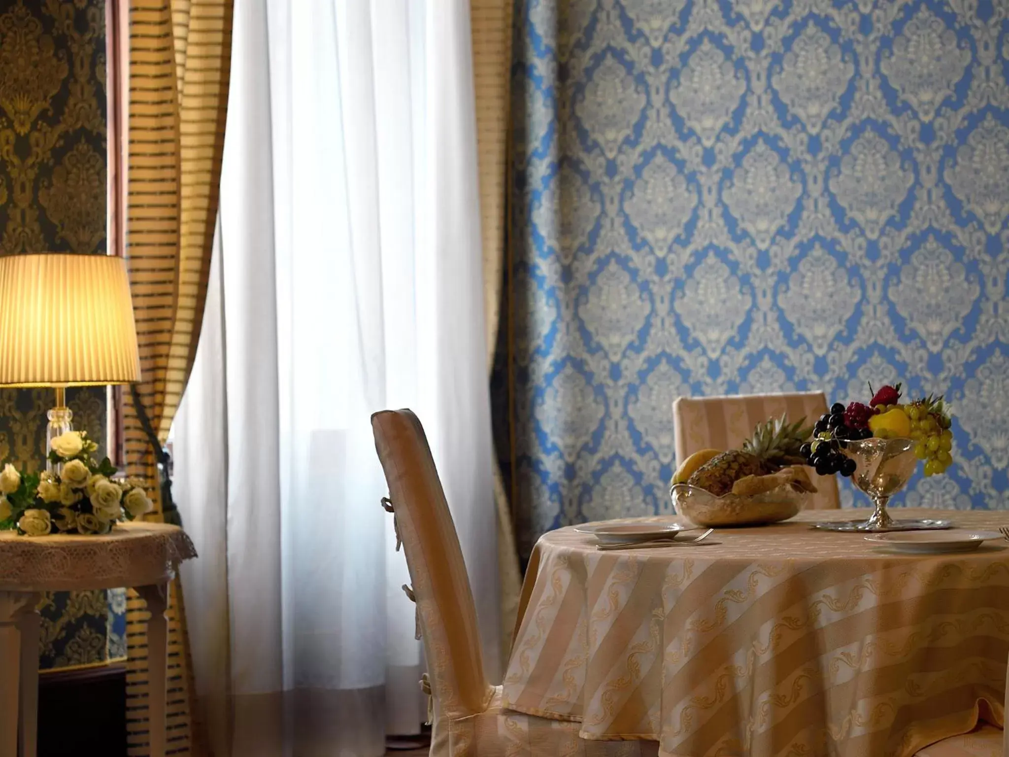 Communal lounge/ TV room, Dining Area in Hotel Corte dei Greci