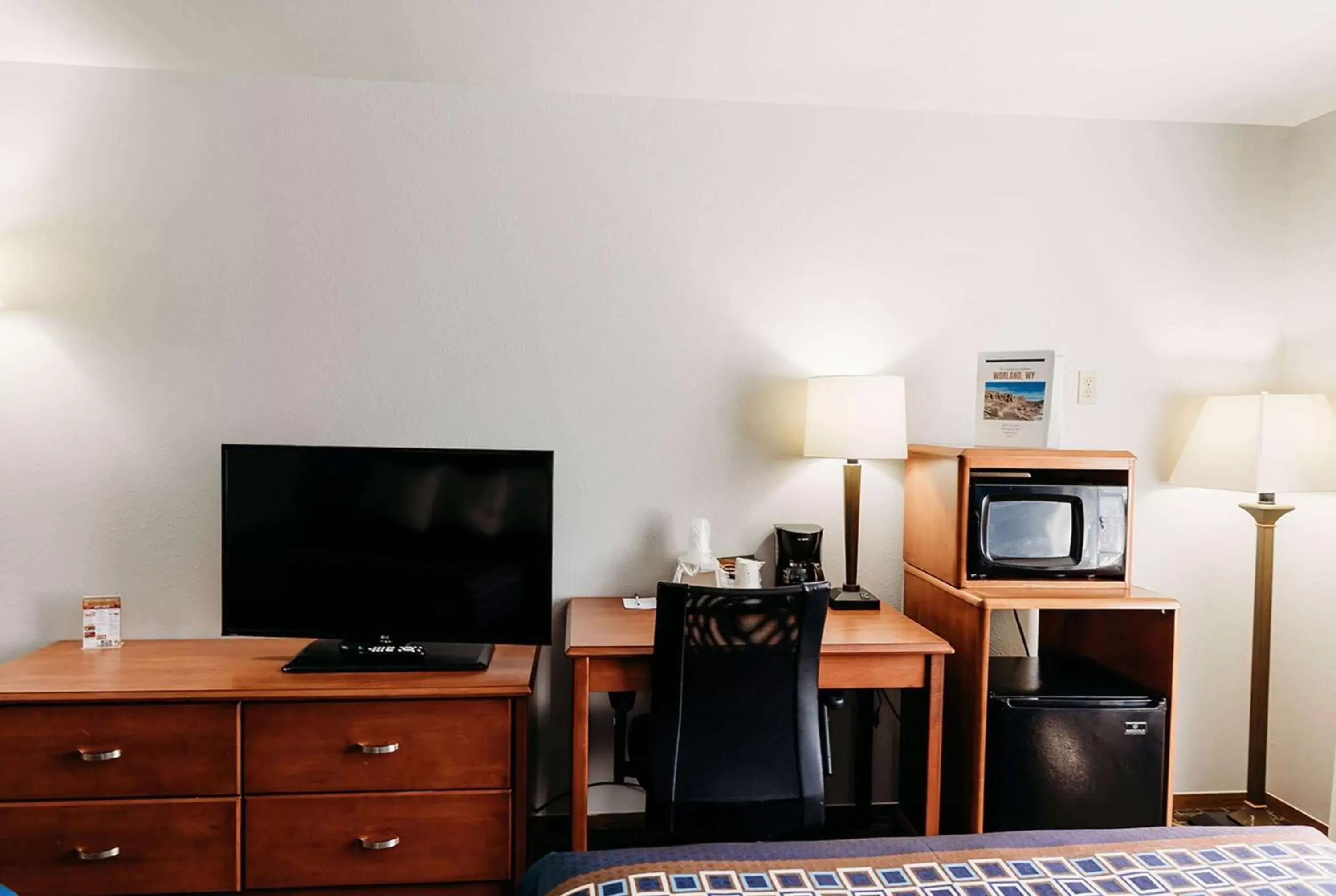 Photo of the whole room, TV/Entertainment Center in Travelodge by Wyndham Worland