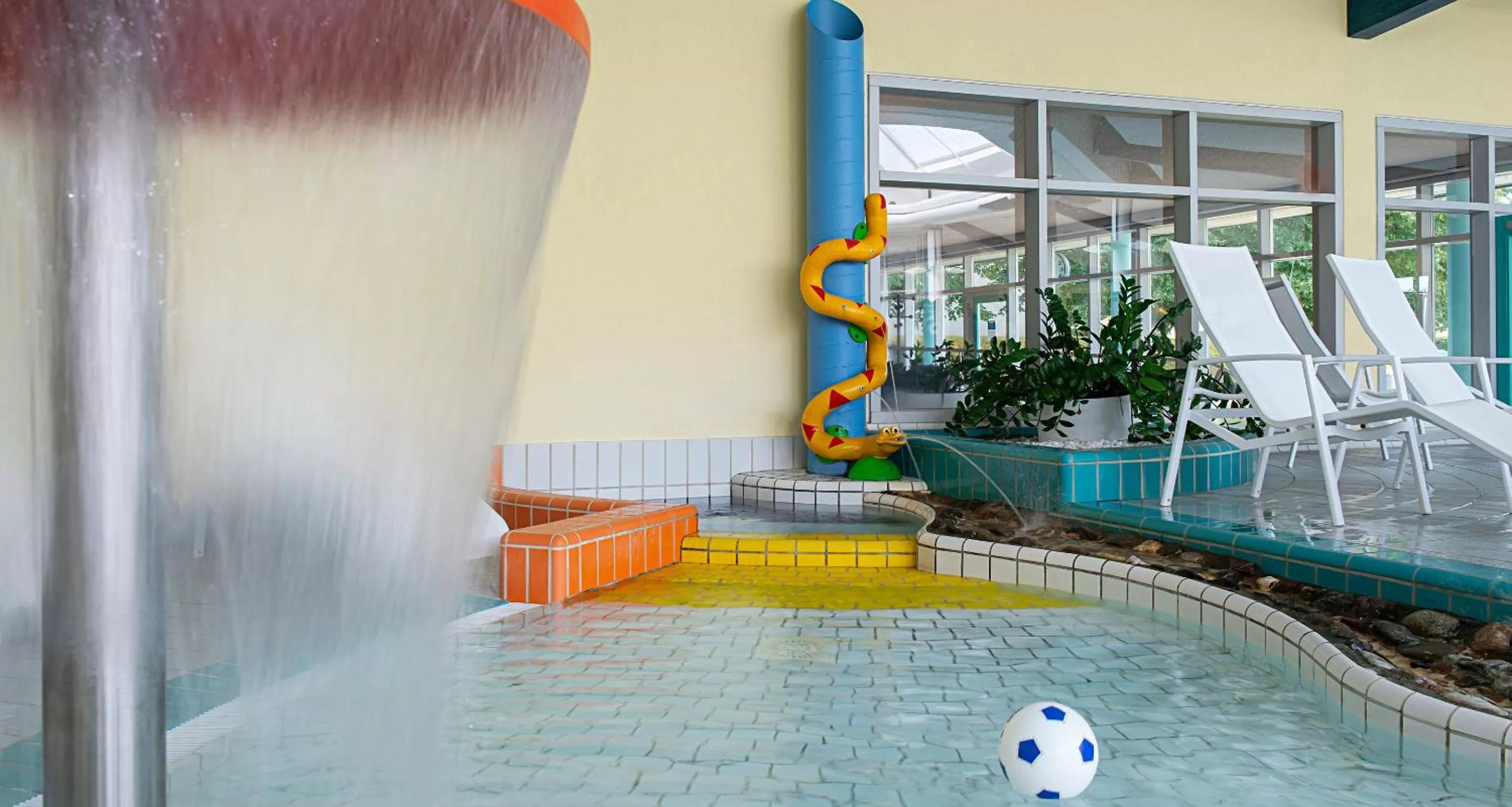 Swimming pool in Victor's Residenz-Hotel Teistungenburg