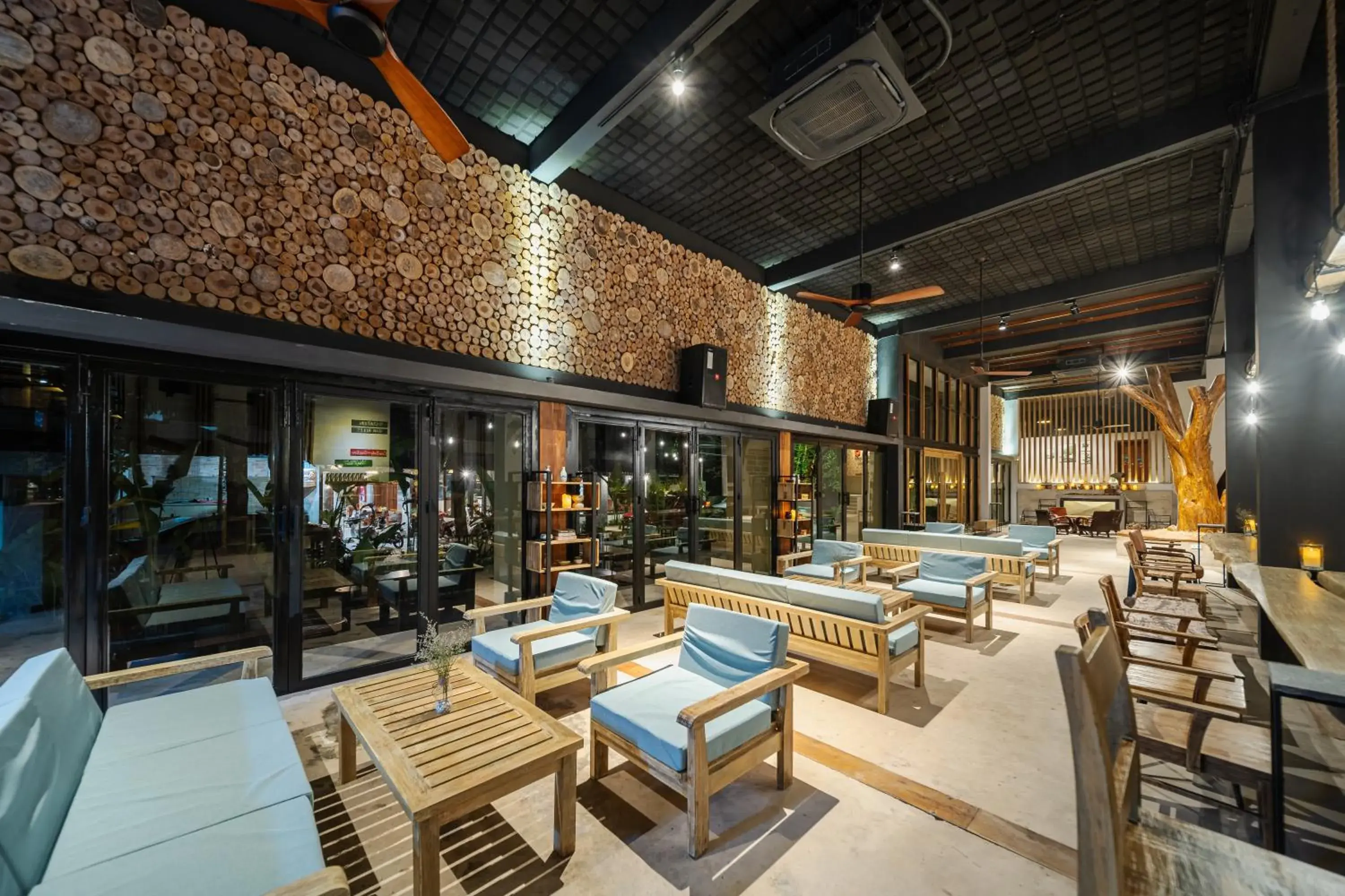Restaurant/Places to Eat in 9Station Hostel & Bar Phu Quoc                                                              