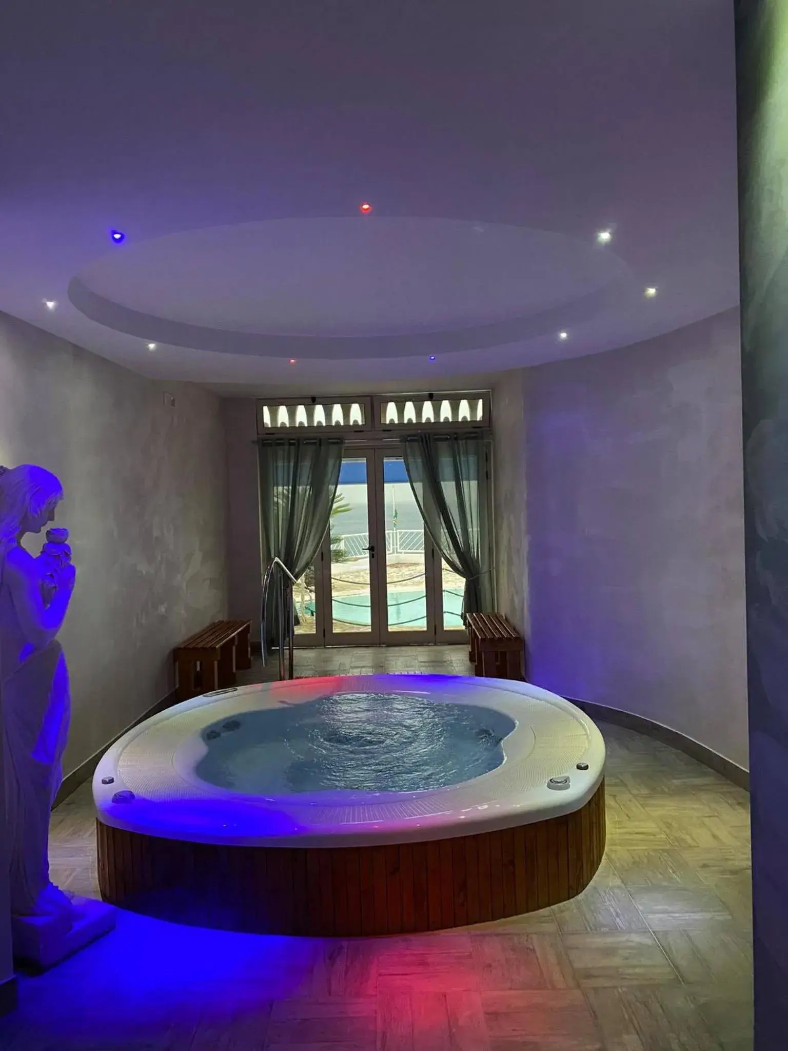 Hot Tub in La Porta del mare SPA