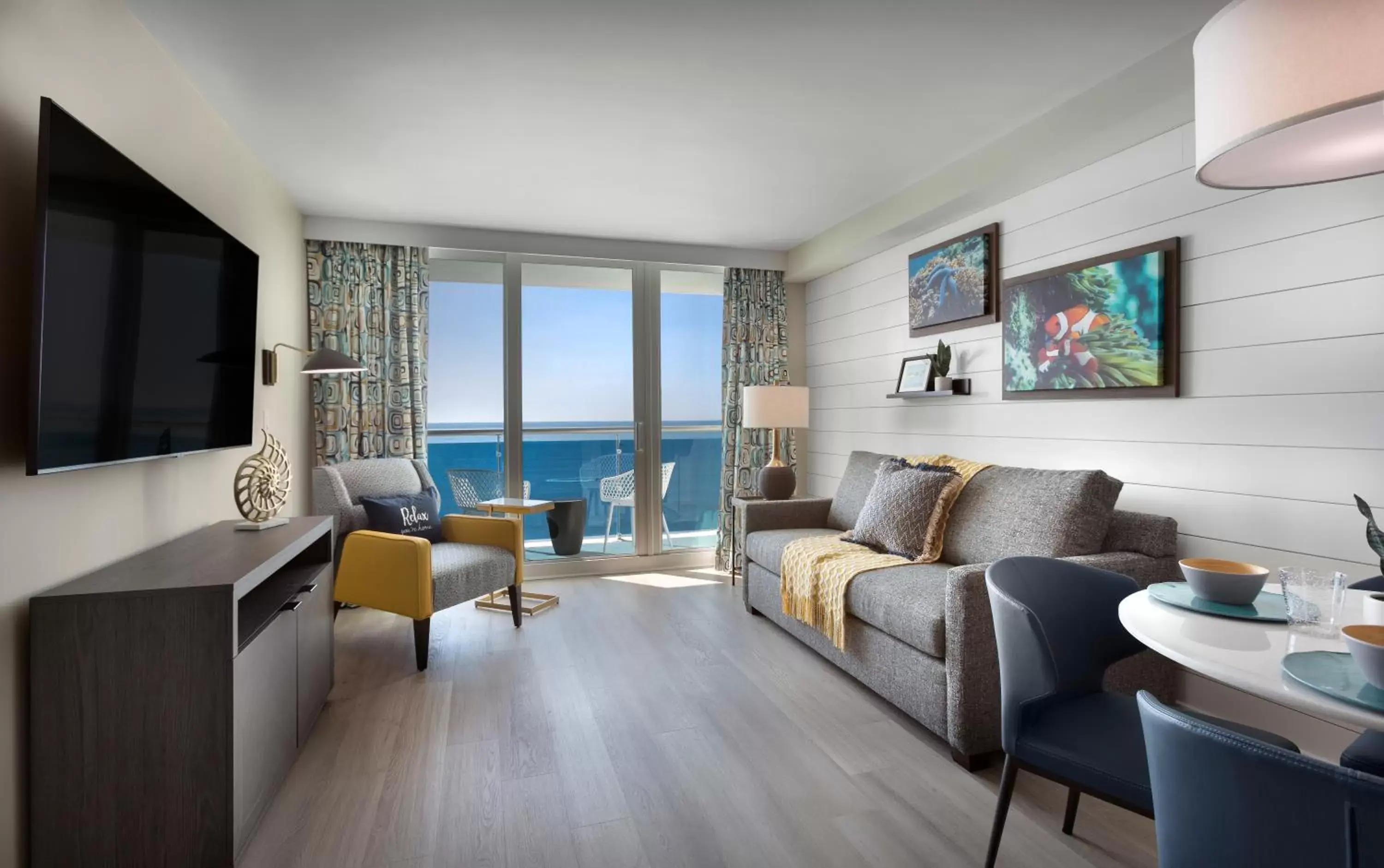 Living room in Crown Reef Beach Resort and Waterpark