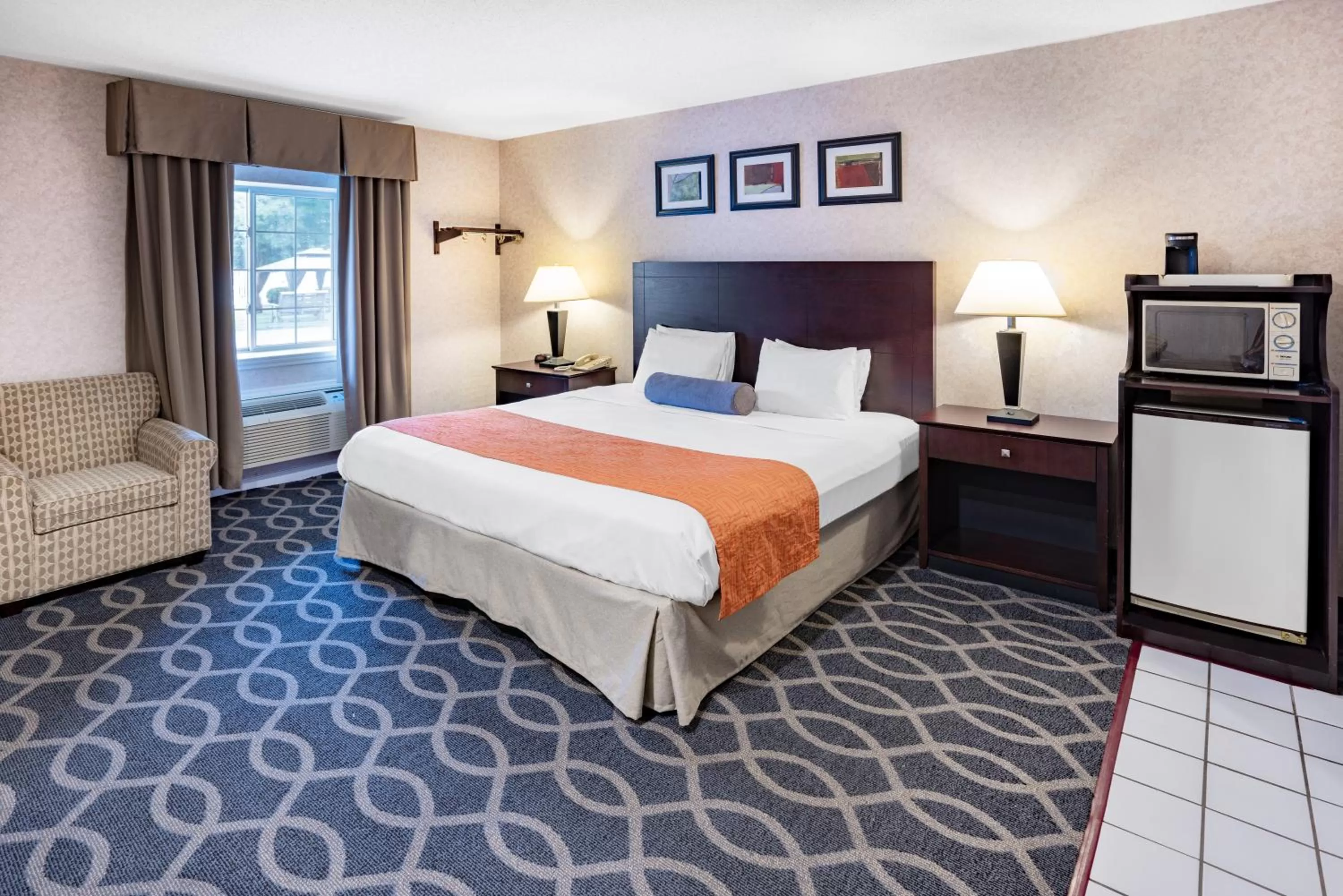 Bed in Howard Johnson by Wyndham Lenox