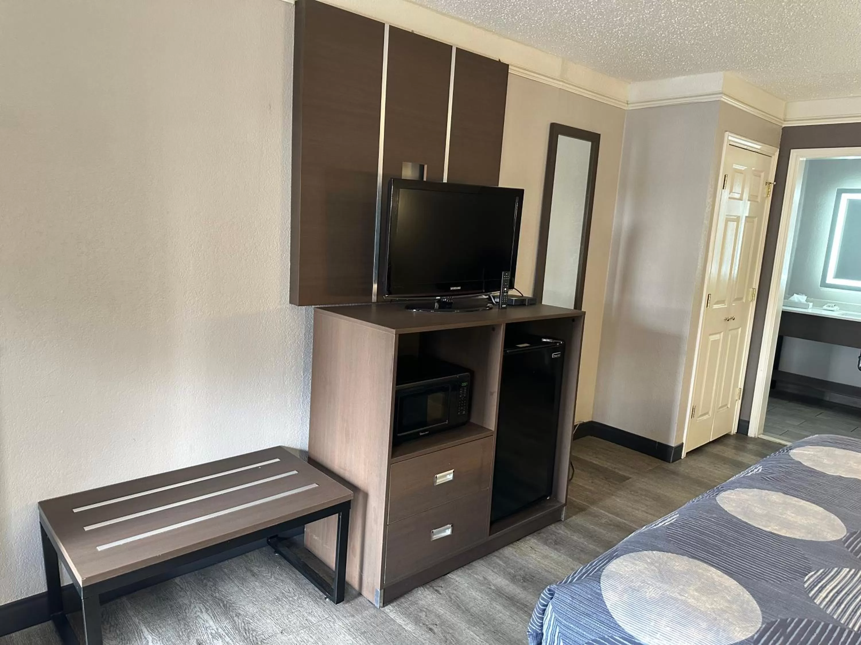 Bed in La Quinta Inn By Wyndham IH-10 West San Antonio TX