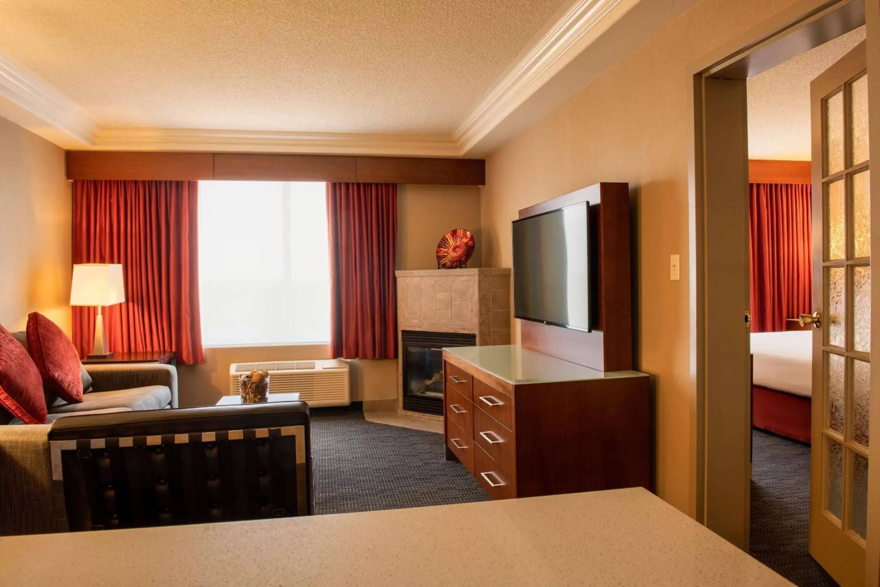 Kitchen or kitchenette, Seating Area in Radisson Hotel & Suites Fort McMurray