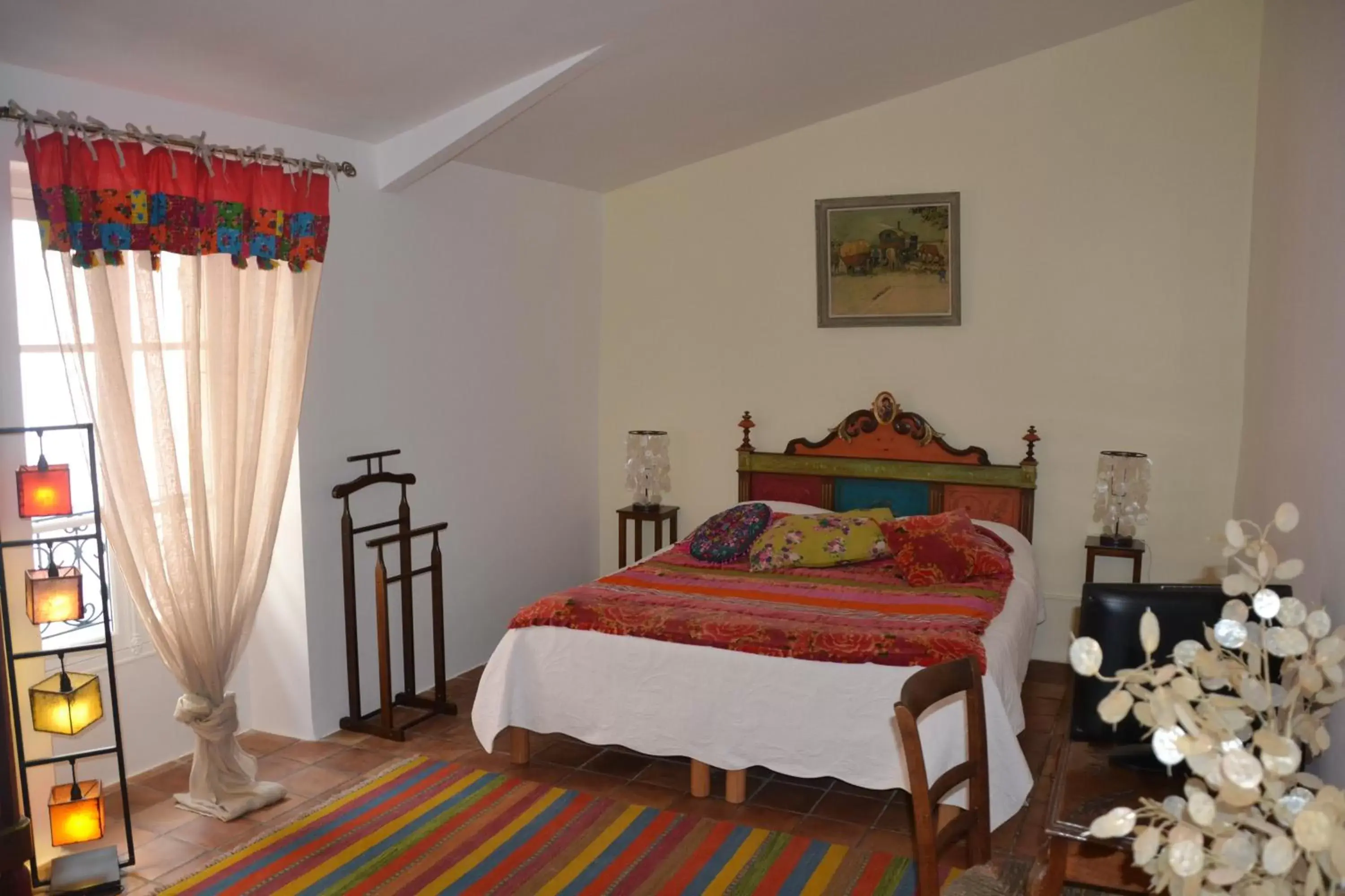 Bedroom, Bed in Maison Saint Louis avec Jacuzzi