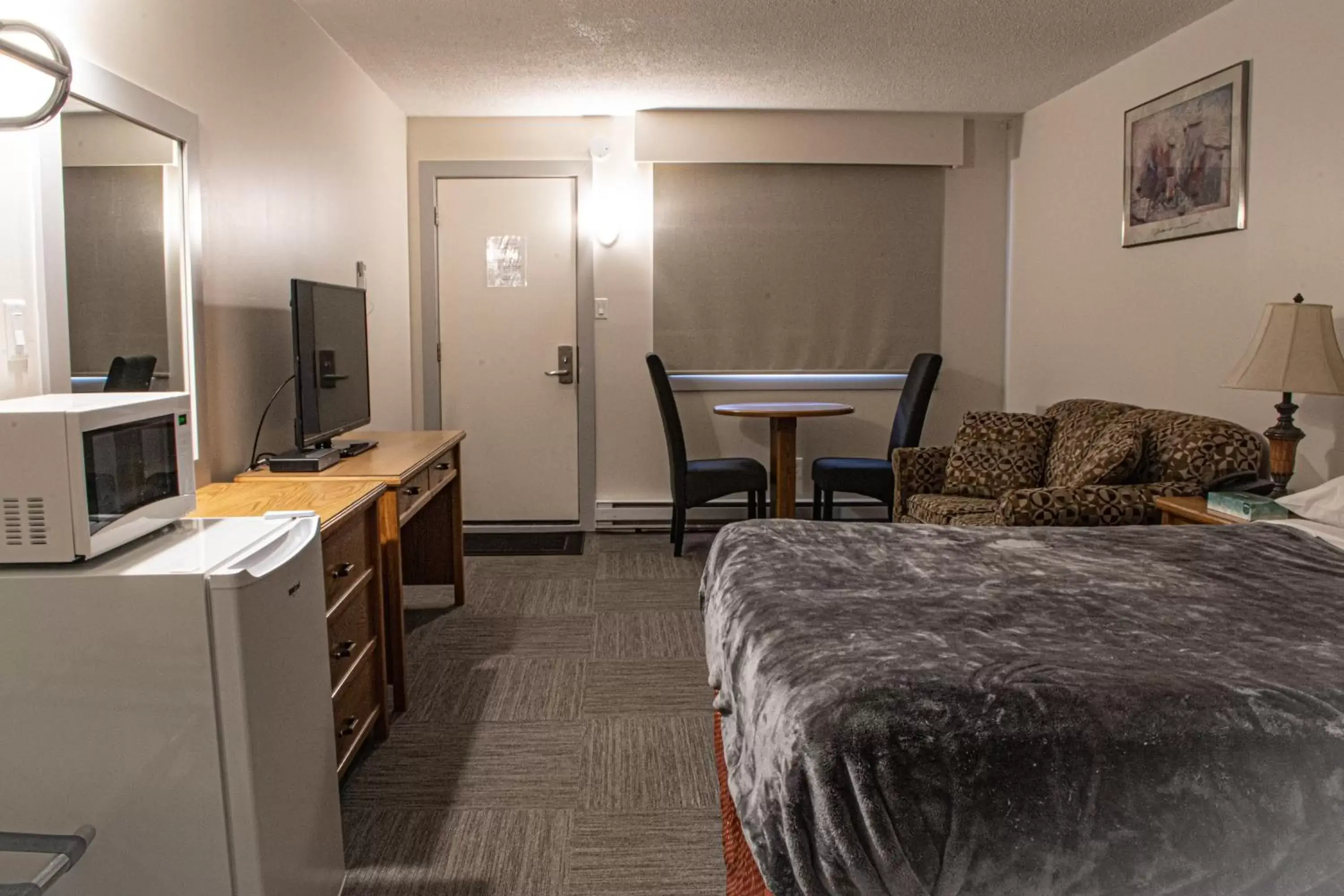 Bed, Seating Area in Grandview Motel