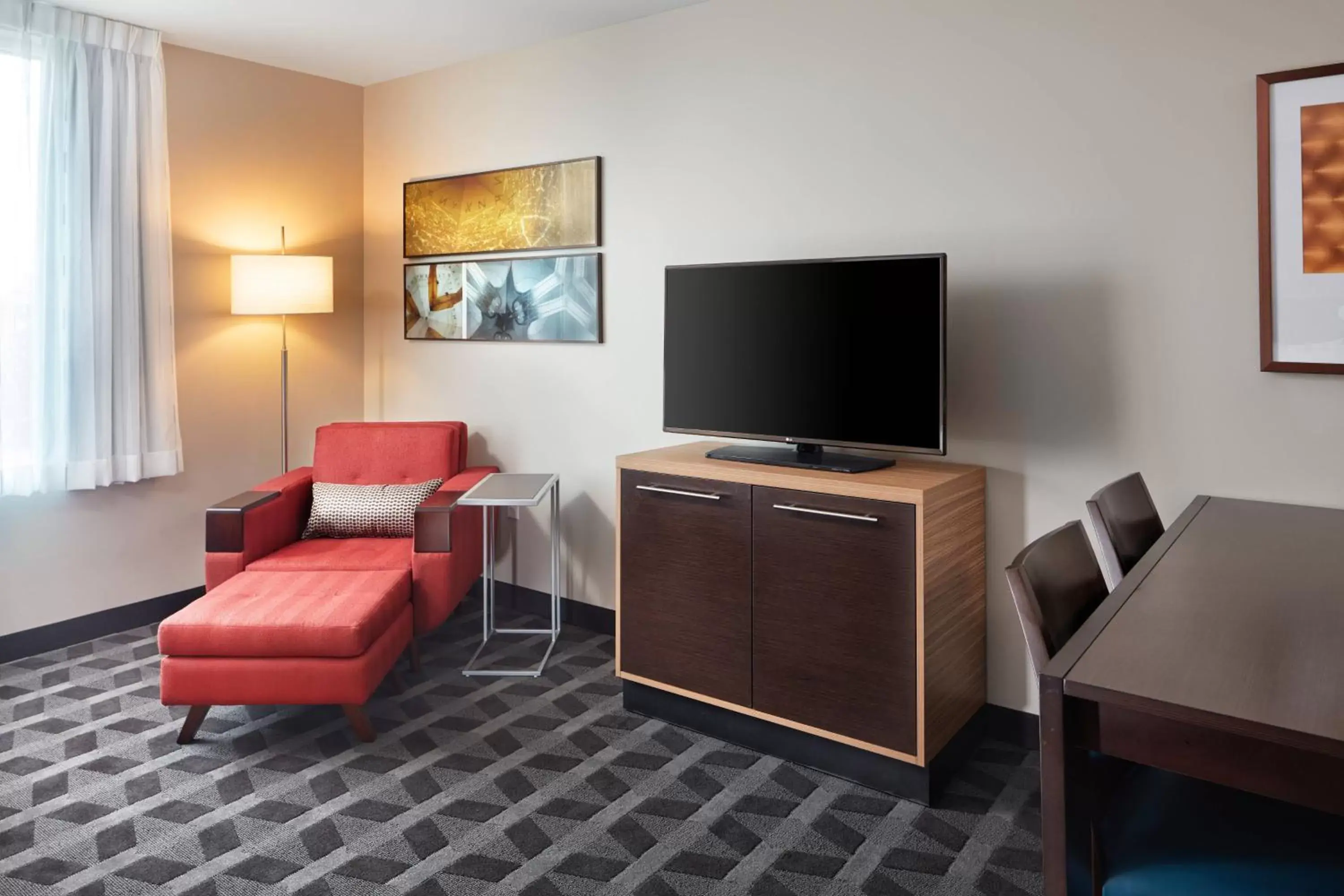 Living room, TV/Entertainment Center in Towneplace Suites By Marriott Louisville Northeast