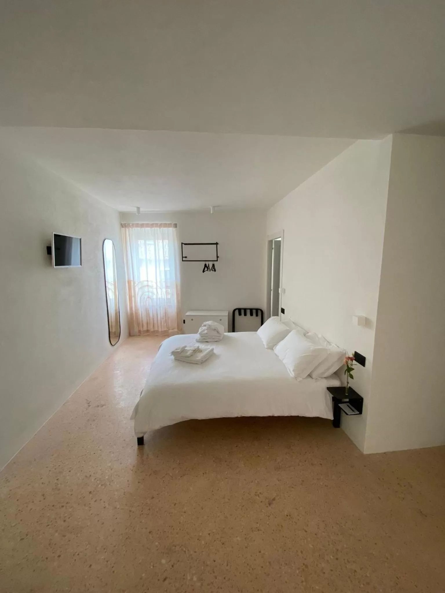 Bed in OGNISSANTI GuestHouse & Suites