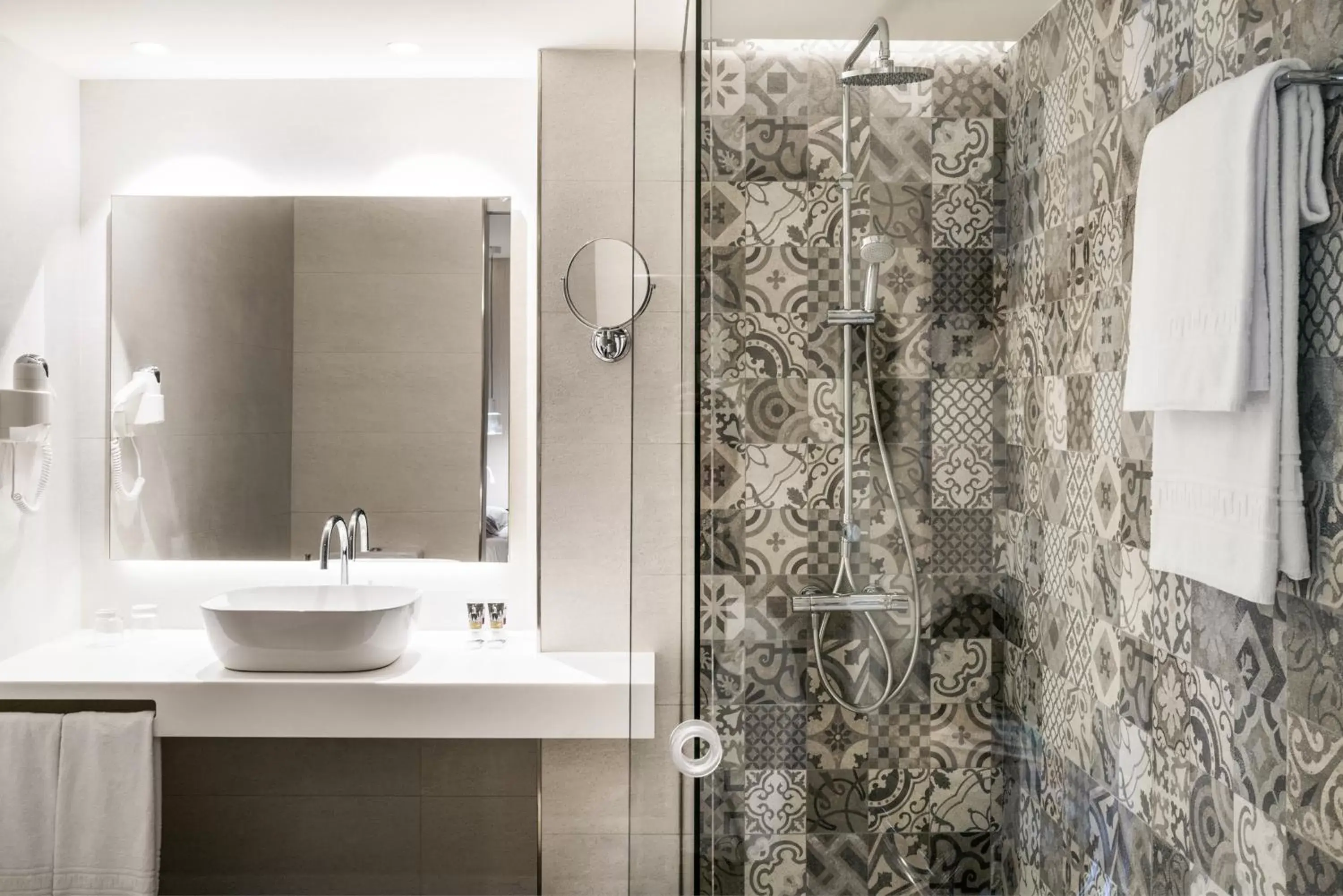 Shower, Bathroom in Mercure Alberta Barcelona