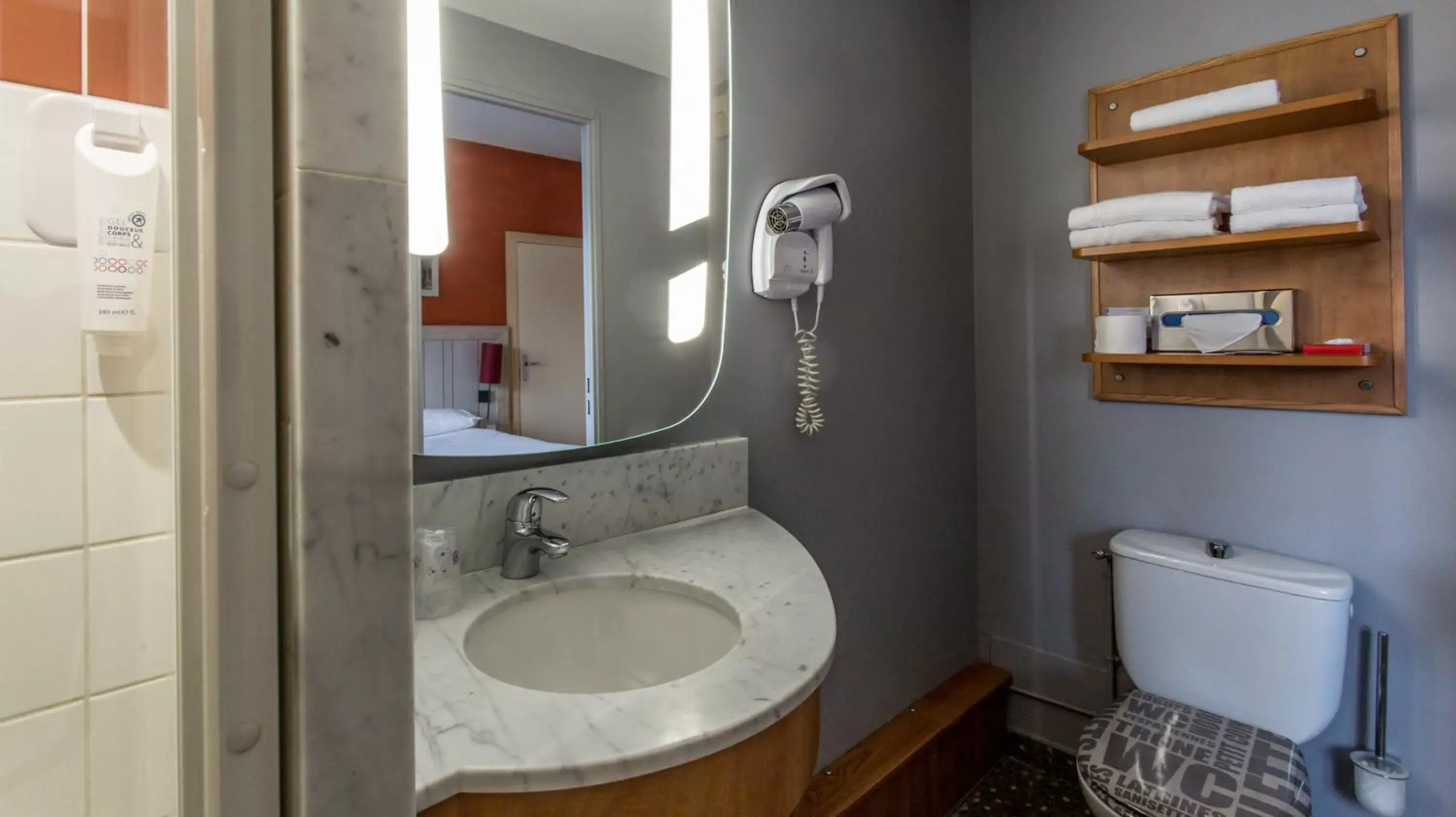 Bathroom in The Originals City, Hôtel Le Berry, Bourges