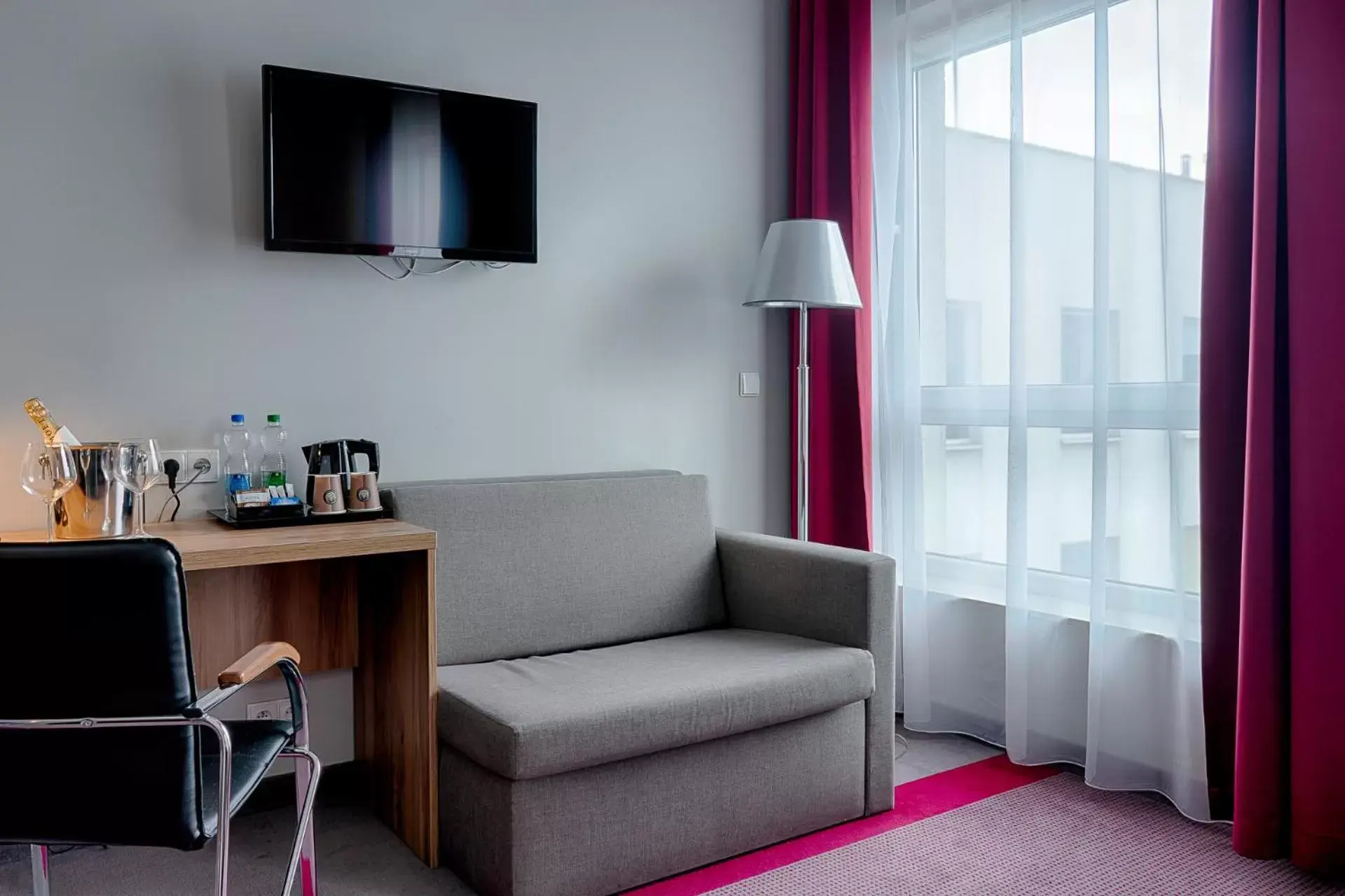 Photo of the whole room, Seating Area in Focus Hotel Katowice Chorzów