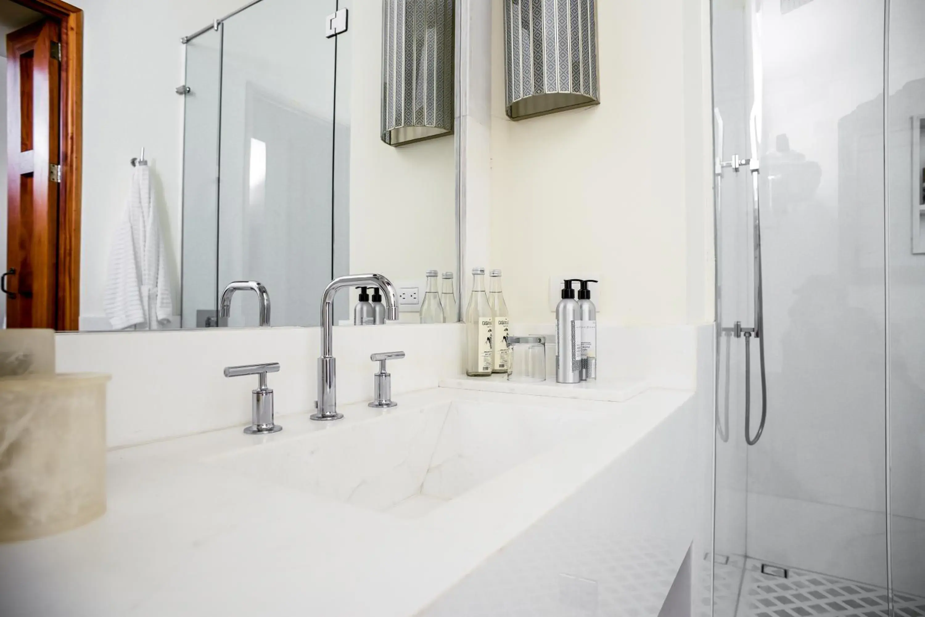 Bathroom in HOTEL CASA BLANCA 7