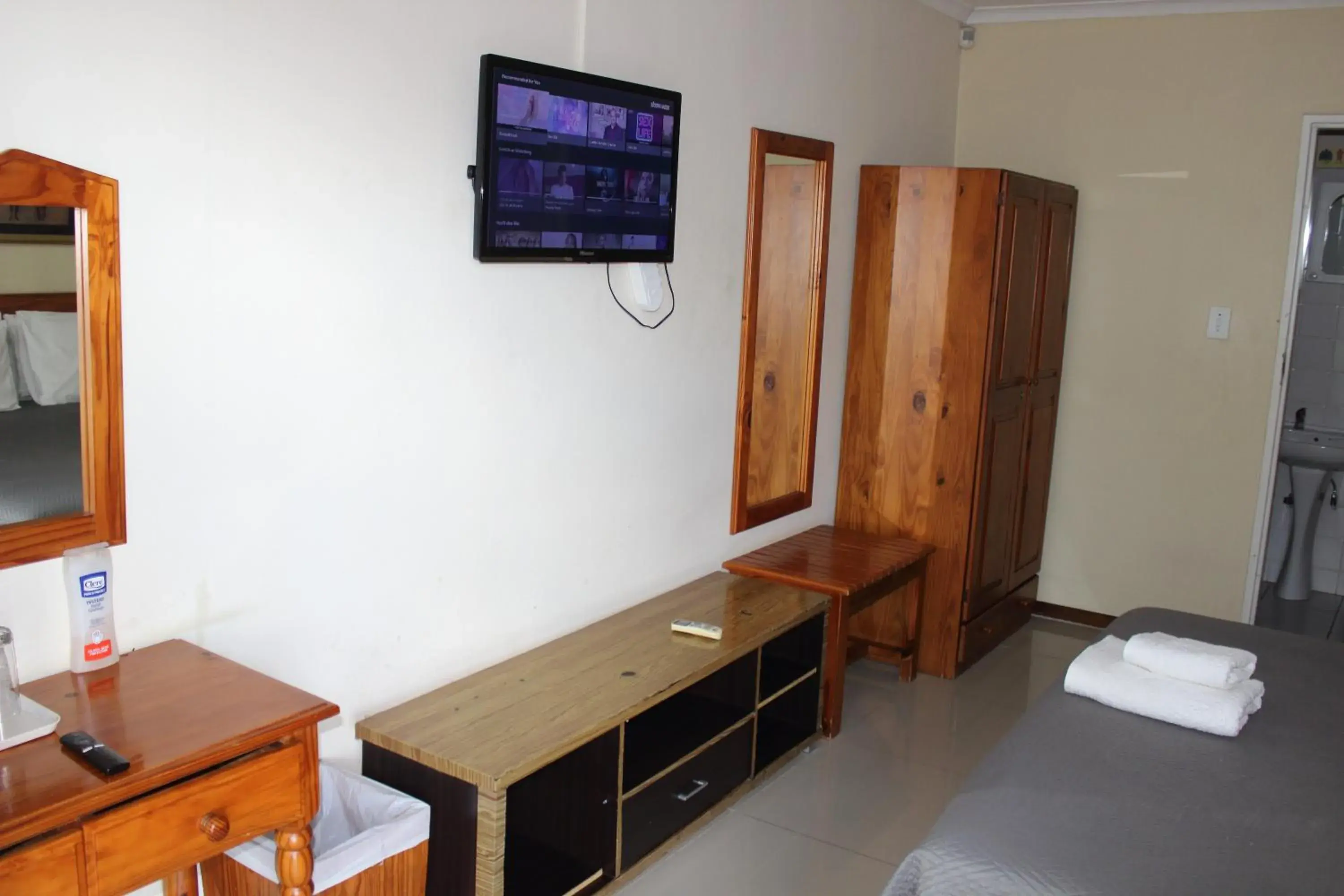 Bed, TV/Entertainment Center in Purple Olive Guest House