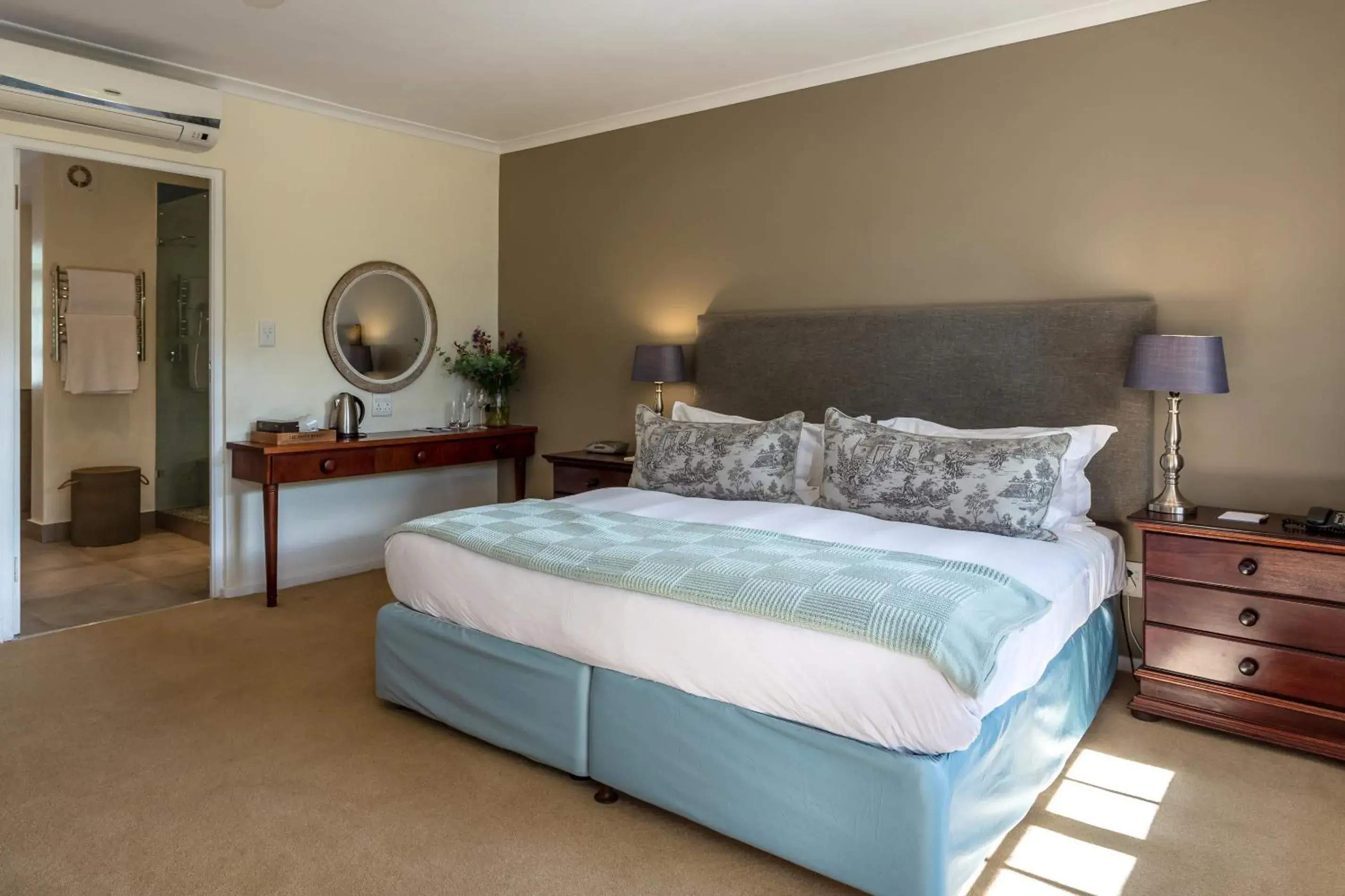 Bed in Wedgeview Country House & Spa