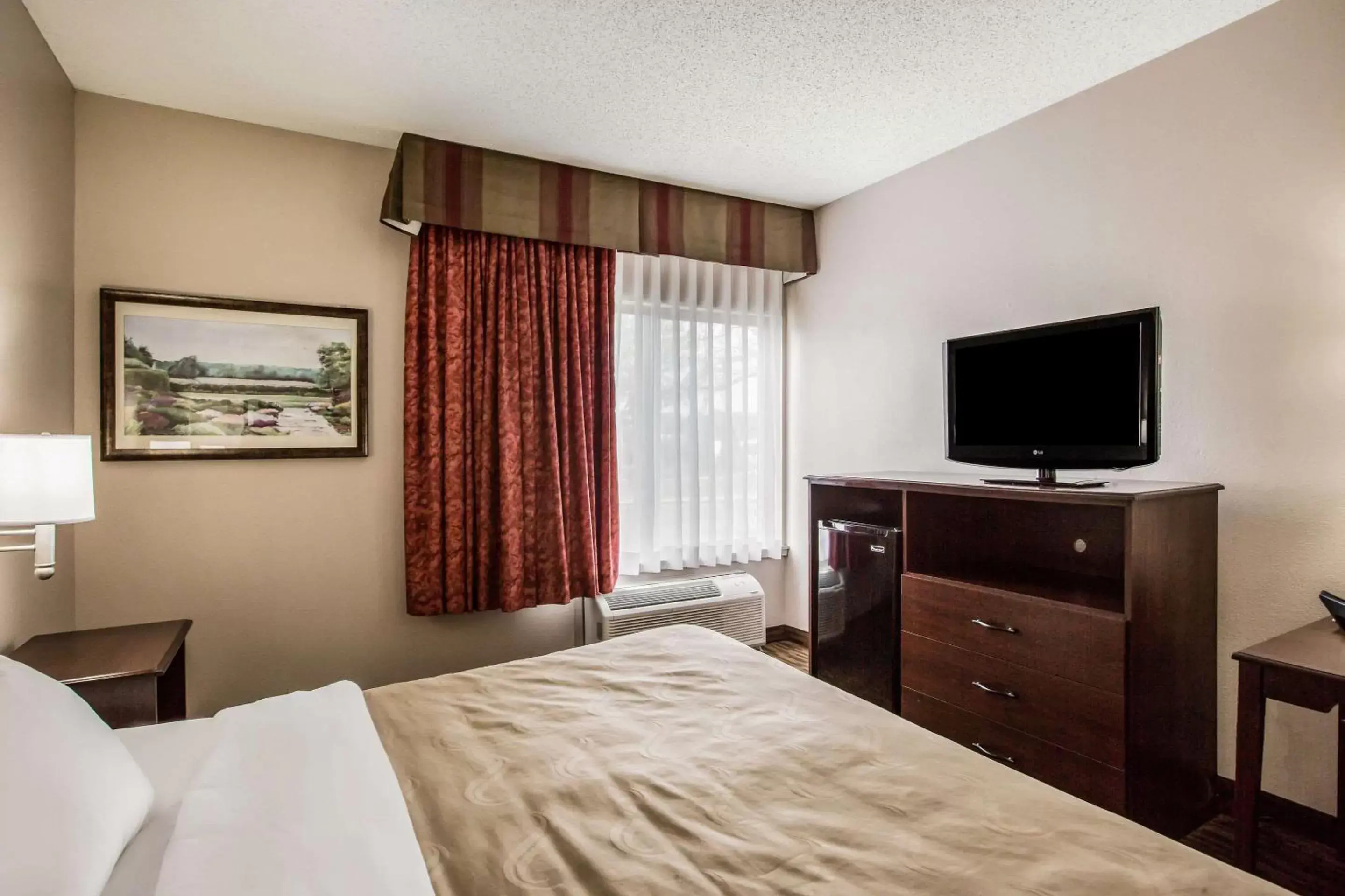 Photo of the whole room, TV/Entertainment Center in Quality Inn & Suites Lawrence - University Area