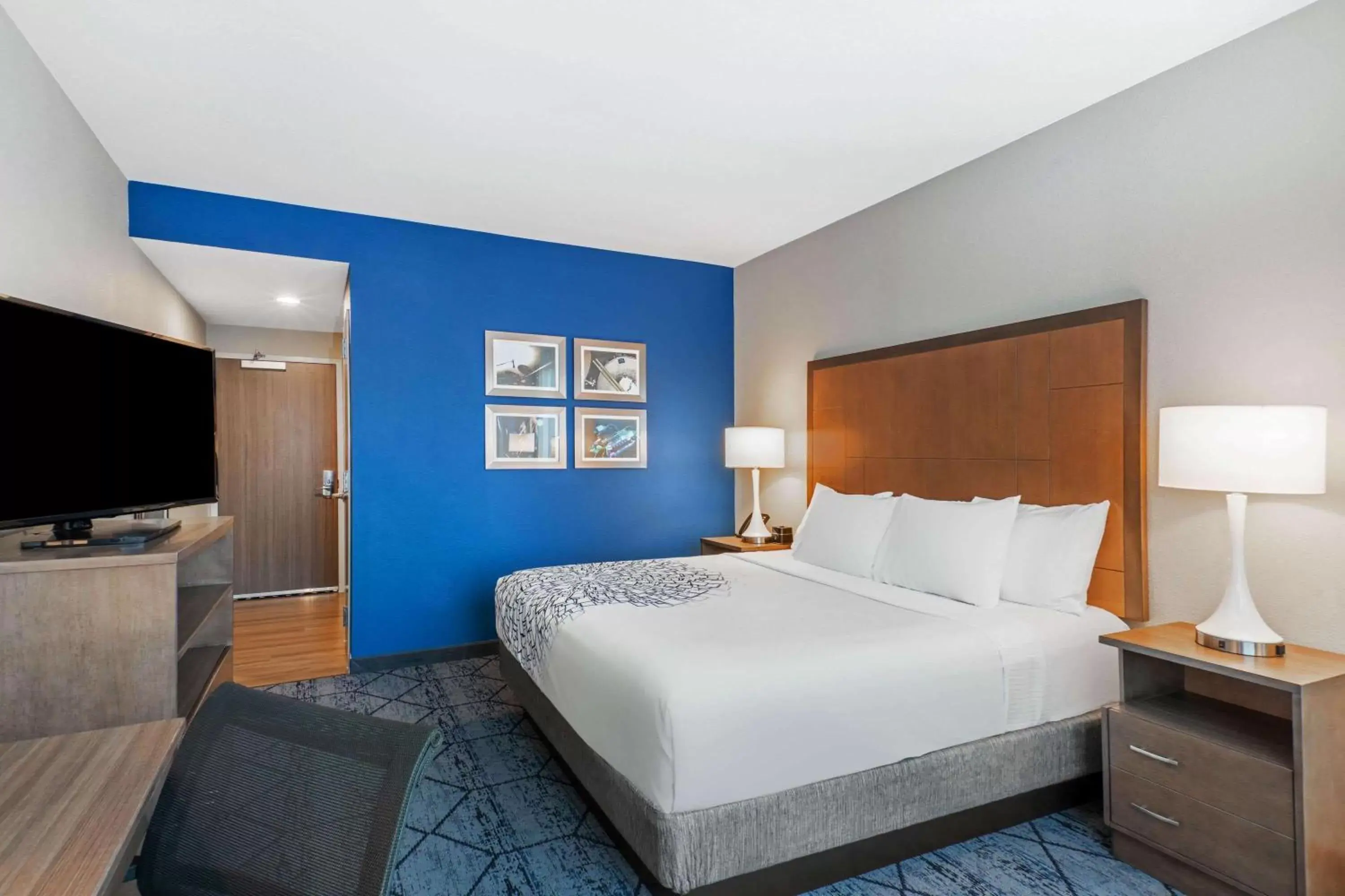 Photo of the whole room, Bed in La Quinta Inn & Suites by Wyndham Kansas City Beacon Hill