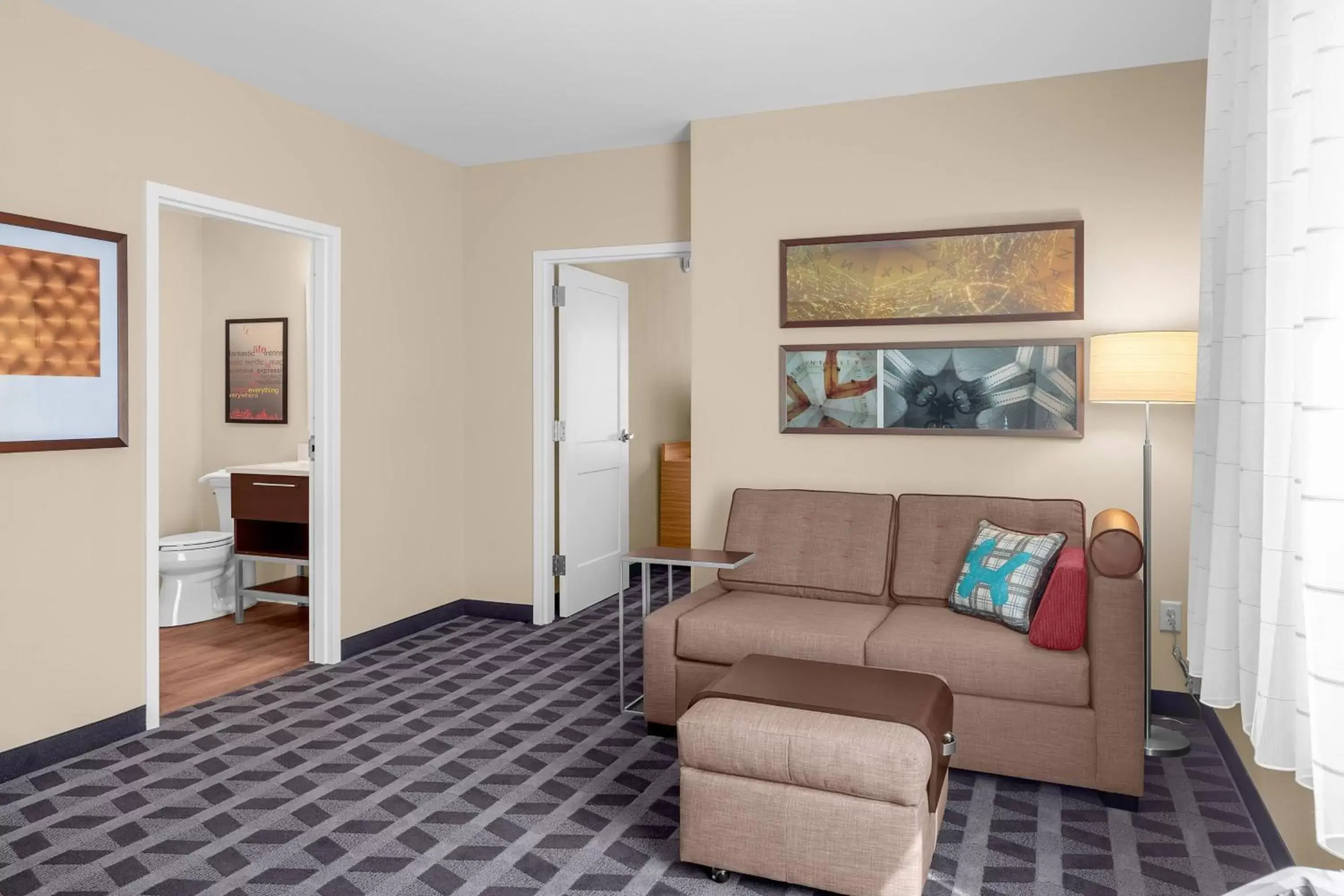 Living room, Seating Area in TownePlace Suites Cincinnati Fairfield