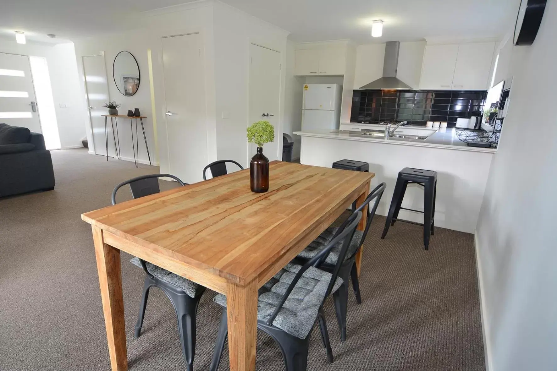 Kitchen or kitchenette, Dining Area in Barclay On View