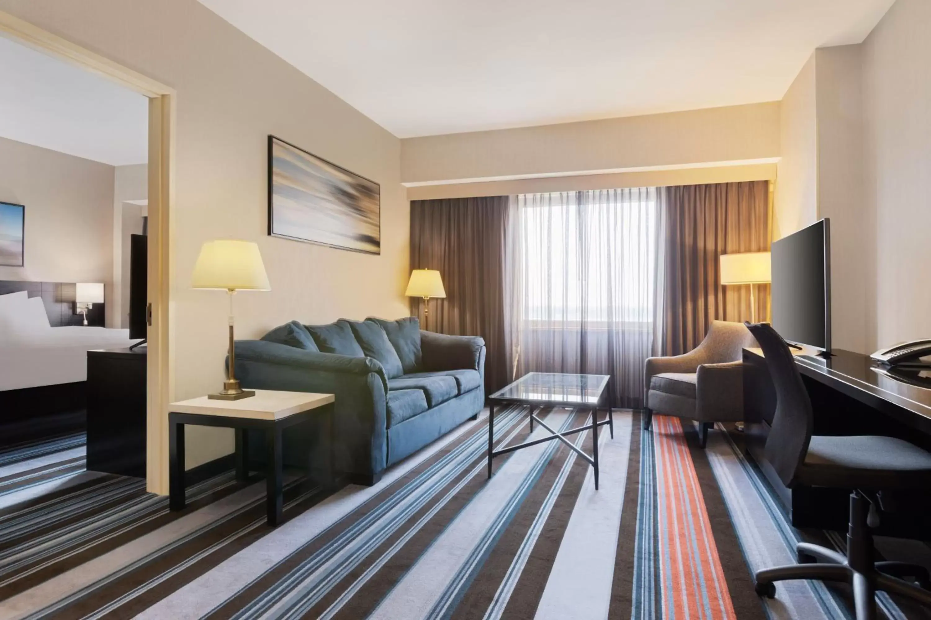 Bedroom, Seating Area in Courtyard by Marriott New York JFK Airport