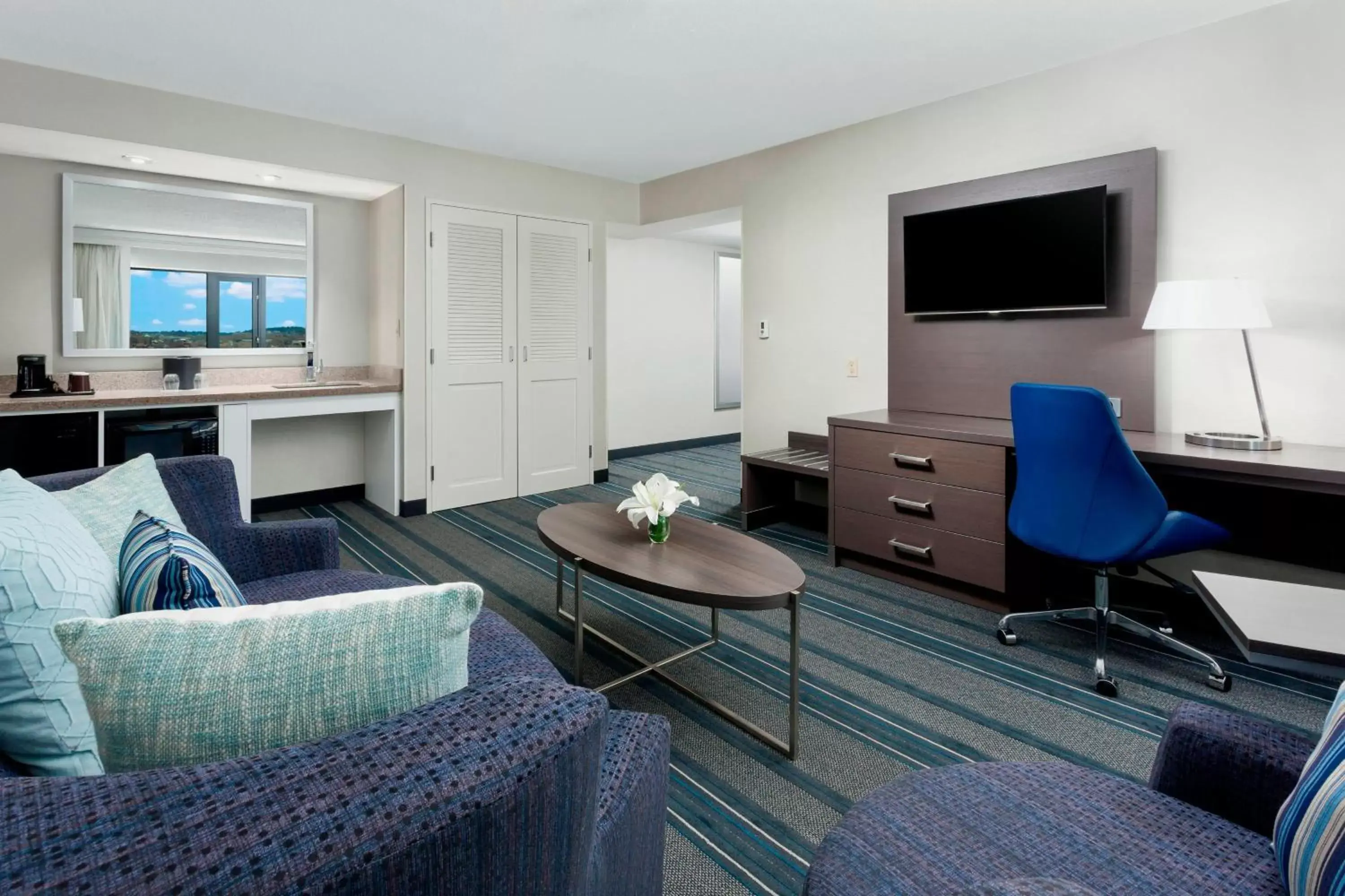 Living room, Seating Area in Courtyard by Marriott Boston Cambridge