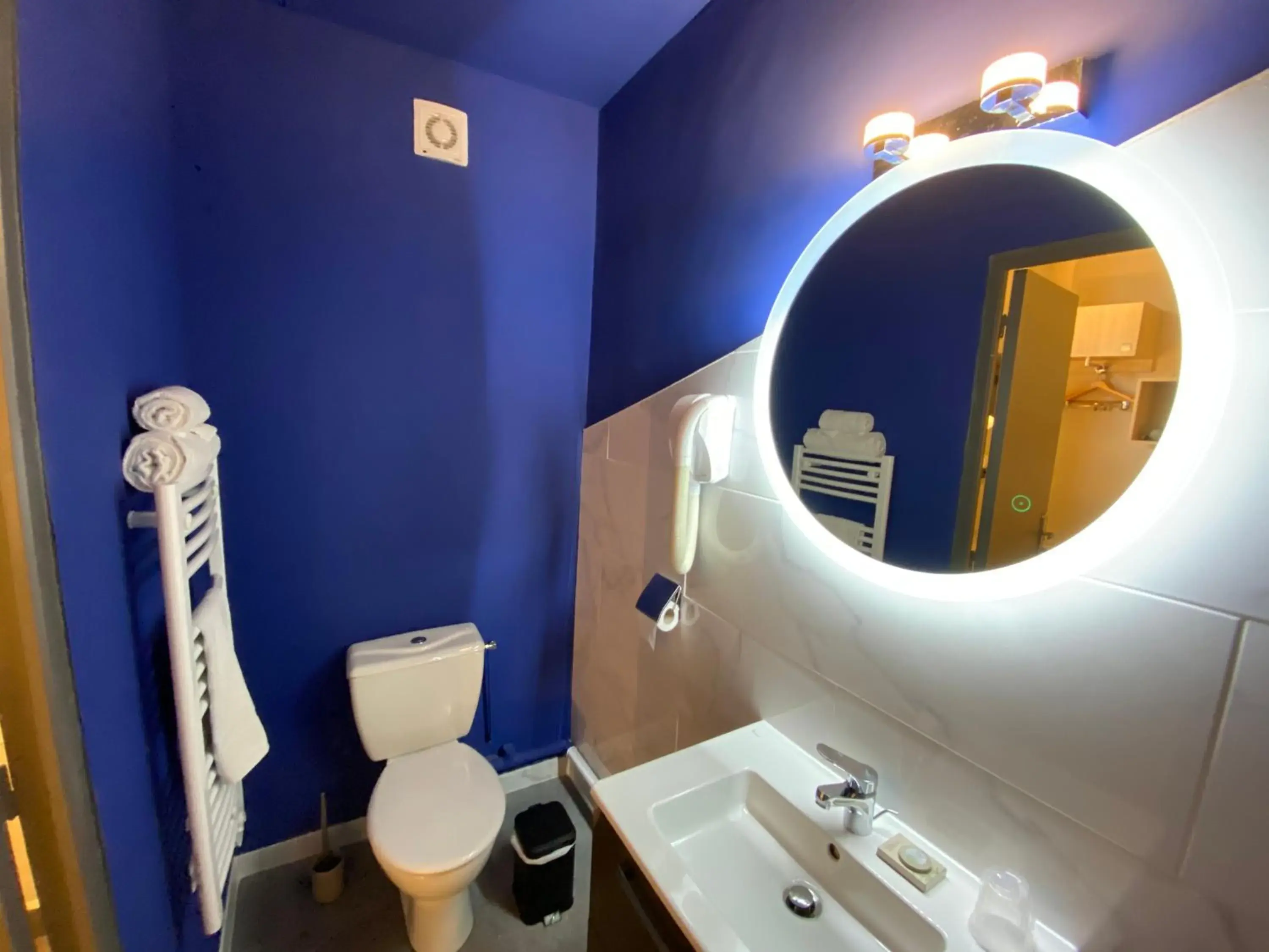 Toilet, Bathroom in Hotel Majestic