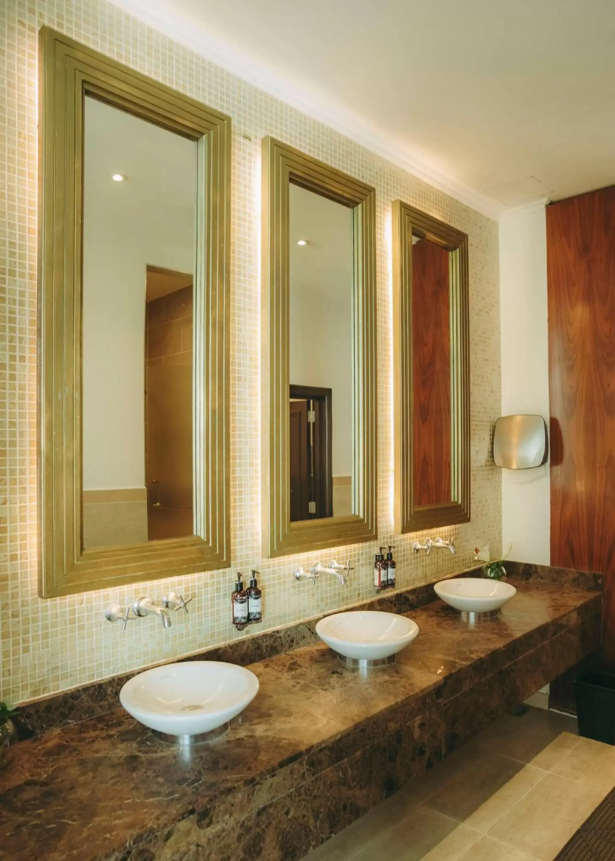 Spa and wellness centre/facilities, Bathroom in Villa Rosa Kempinski