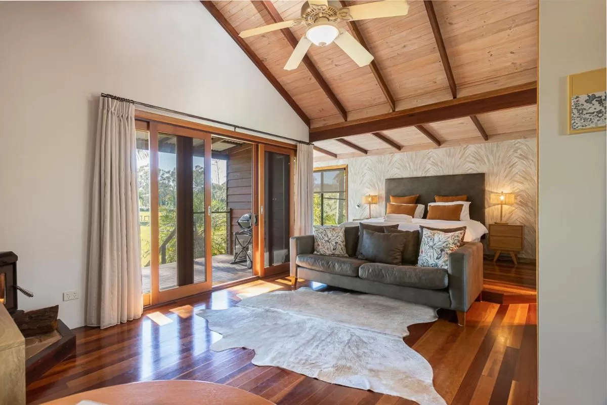 Bed in Lake Weyba Cottages Noosa