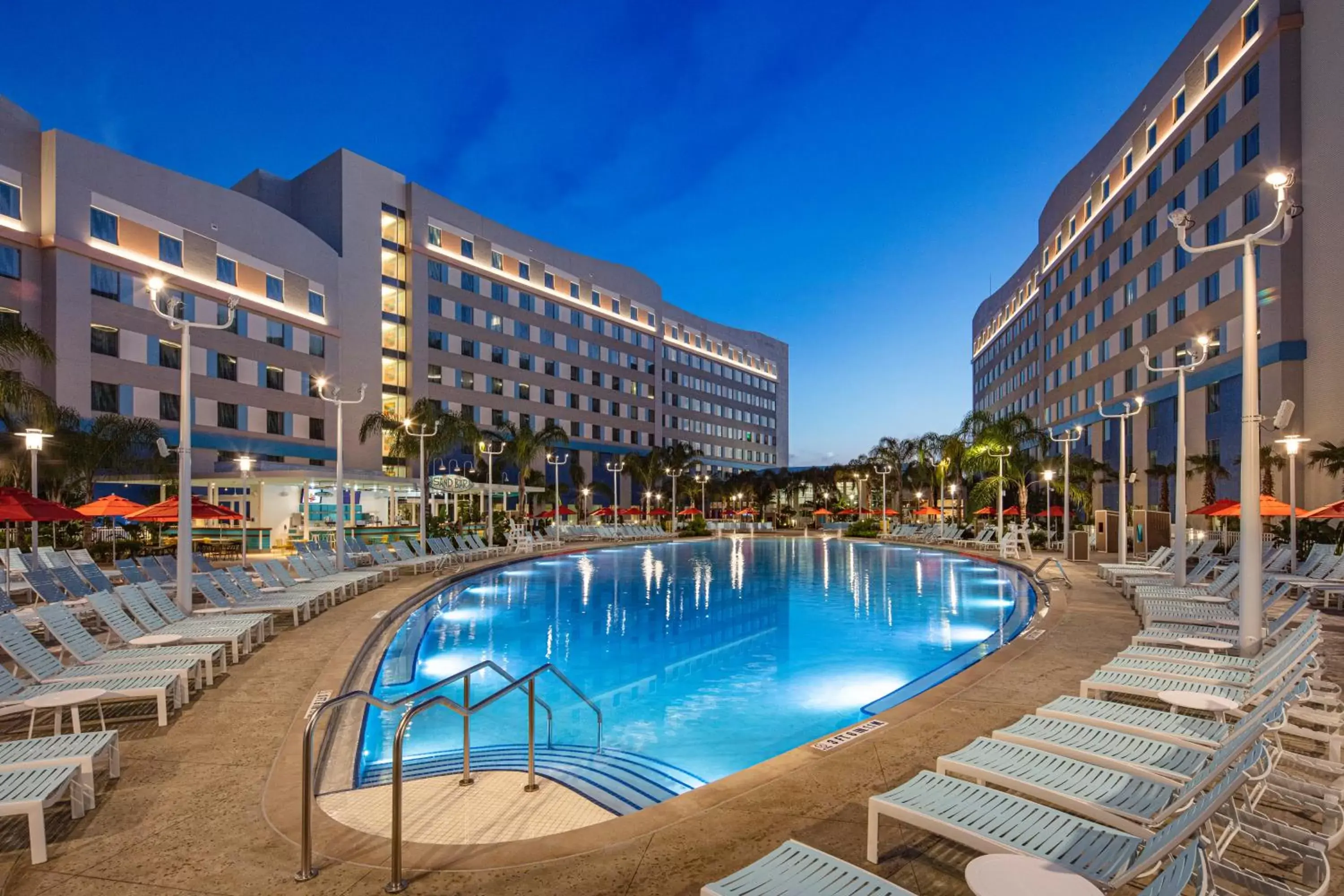 Swimming pool, Property Building in Universal's Endless Summer Resort - Surfside Inn and Suites
