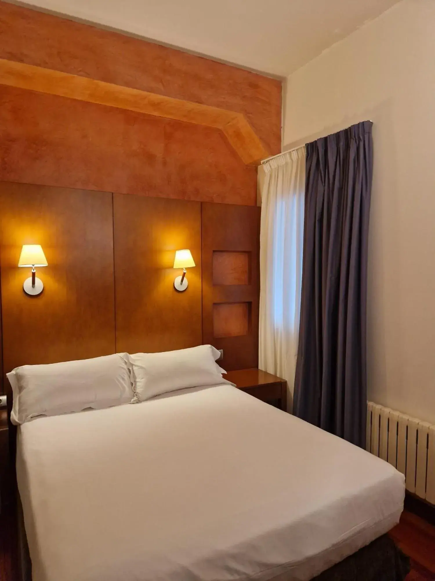 Photo of the whole room, Bed in Hotel America Vigo