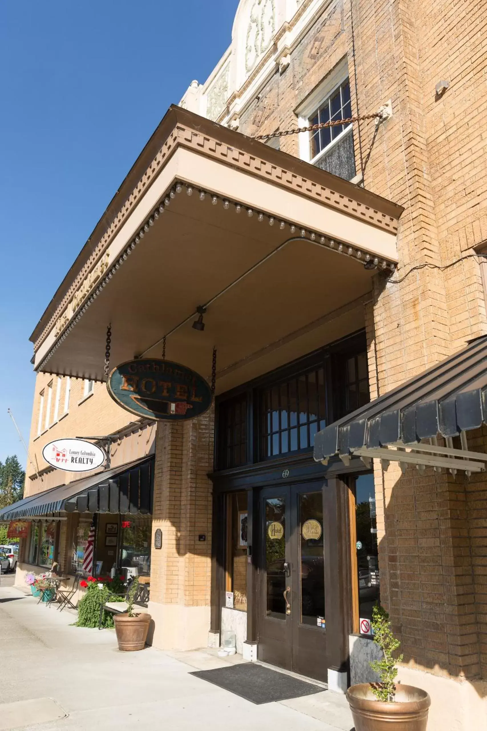 Facade/entrance, Property Building in Hotel Cathlamet