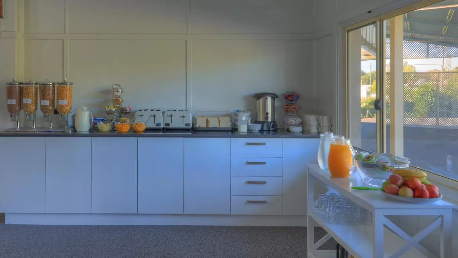 Continental breakfast, Kitchen/Kitchenette in Glen Innes Motel