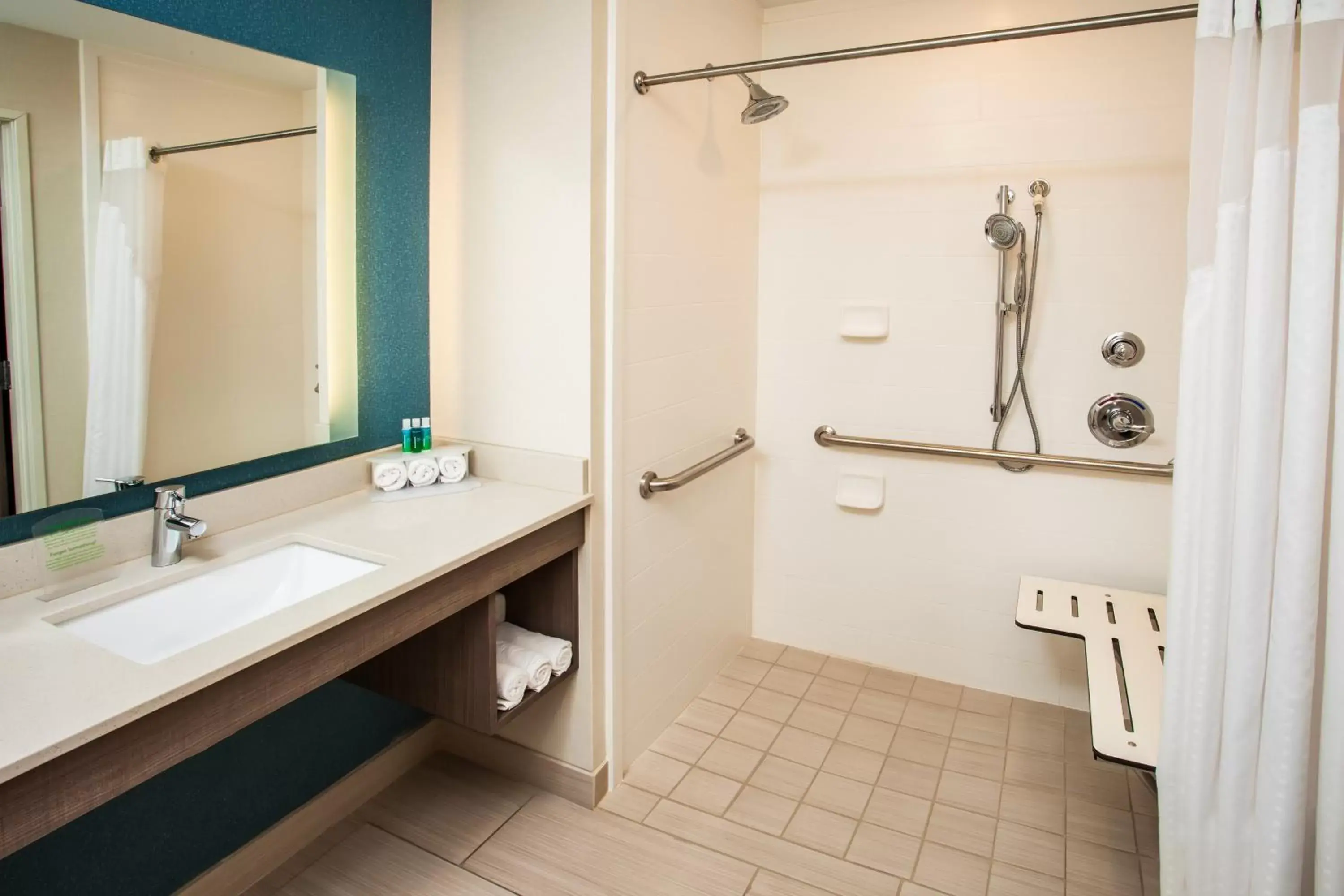 Photo of the whole room, Bathroom in Holiday Inn Express & Suites Litchfield, an IHG Hotel