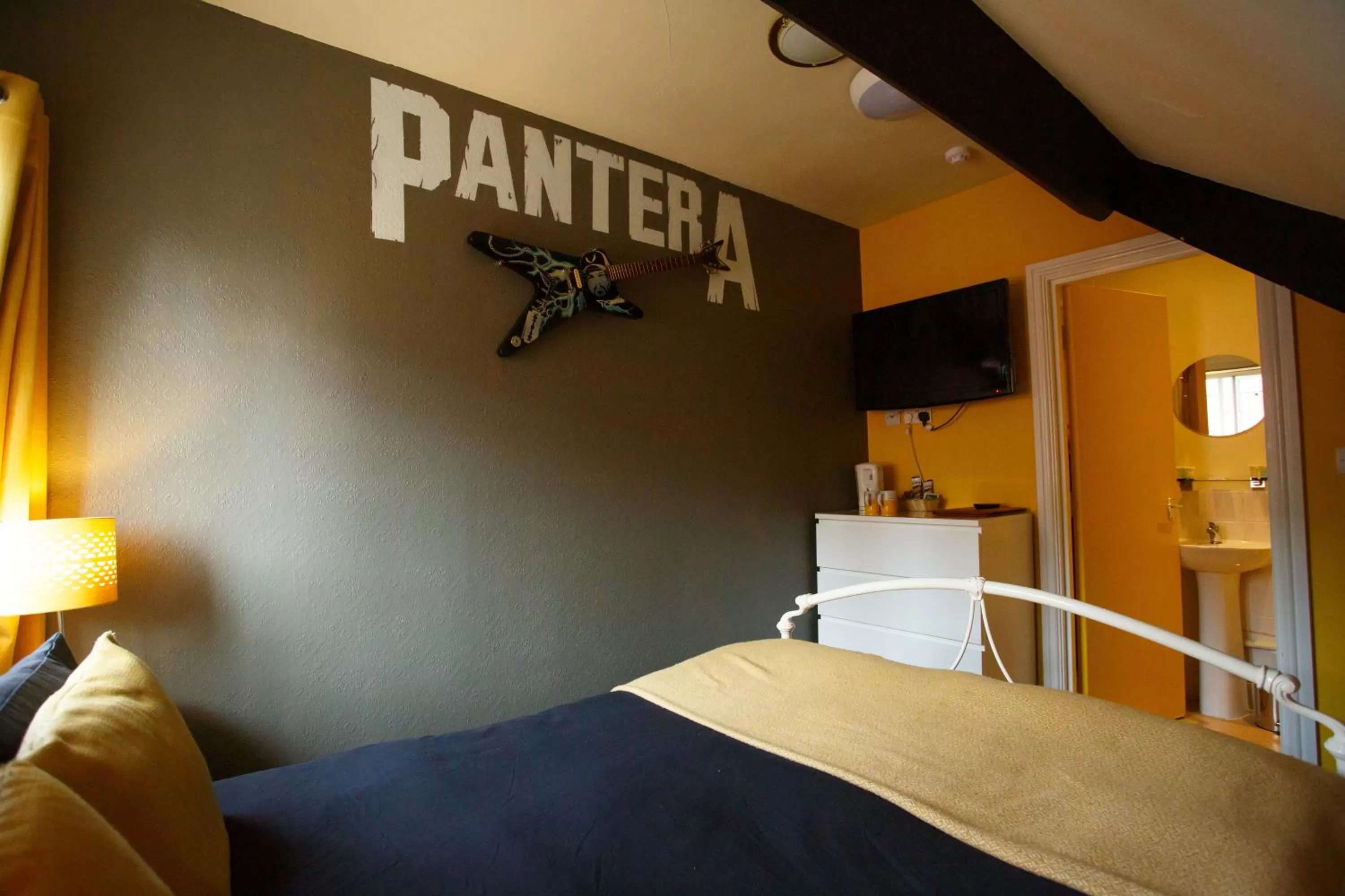 Bedroom, Bed in The Saddle Inn